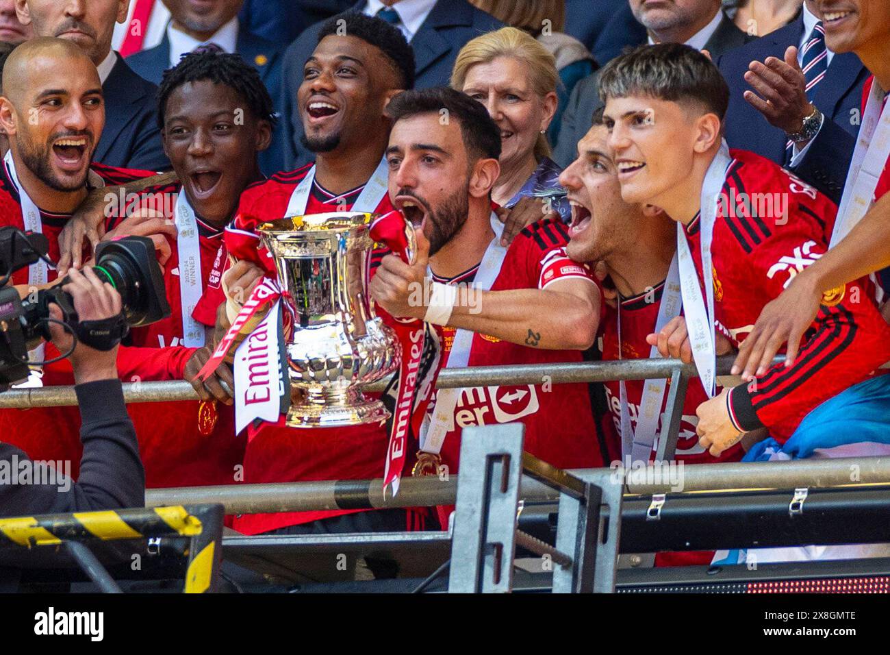 Manchester United feiert den FA Cup beim FA Cup Finale zwischen Manchester City und Manchester United am Samstag, den 25. Mai 2024, im Londoner Wembley Stadium. (Foto: Mike Morese | MI News) Credit: MI News & Sport /Alamy Live News Stockfoto