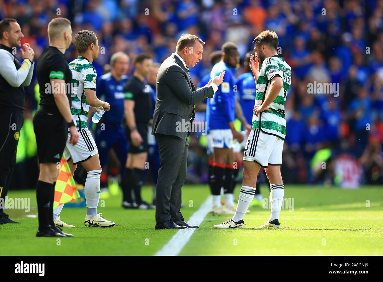 25. Mai 2024; Hampden Park, Glasgow, Schottland: Scottish Cup Football Final, Celtic versus Rangers; Celtic Manager Brendan Rodgers gibt Greg Taylor Anweisungen Stockfoto