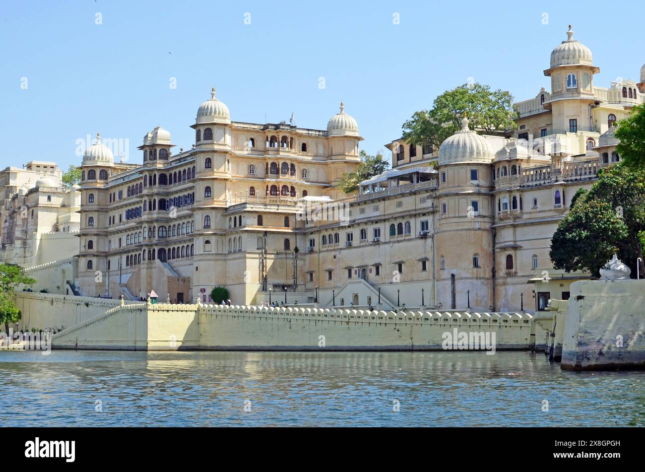 Stadtschloss und Pichola-See, Udaipur, Rajasthan, Indien Stockfoto