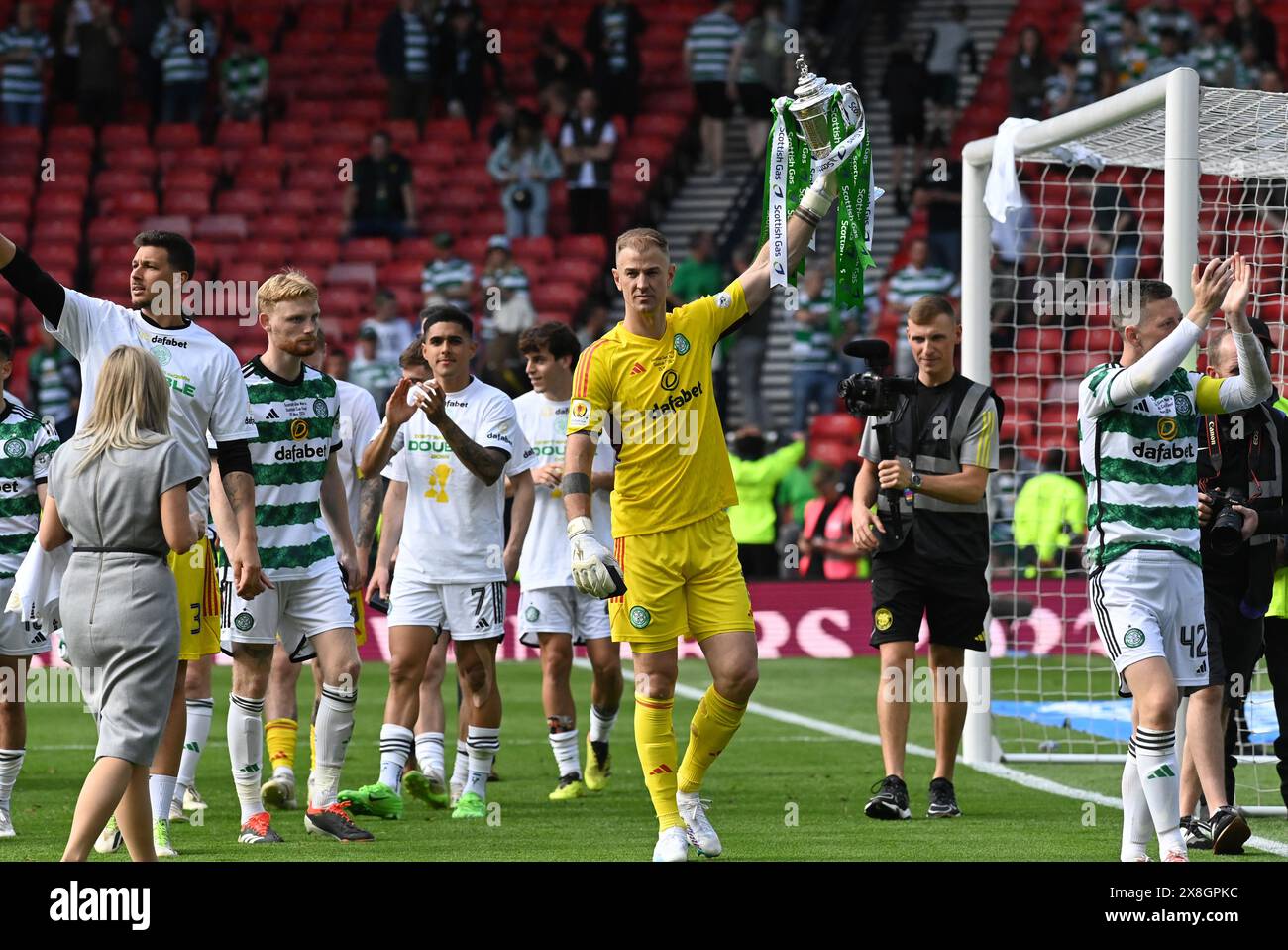 Hampden Park. Glasgow. Schottland, Großbritannien. Mai 2024. Celtic vs Rangers Scottish Cup Finale. Joe Hart von Celtic mit dem Scottish Cup Credit: eric mccowat/Alamy Live News Stockfoto