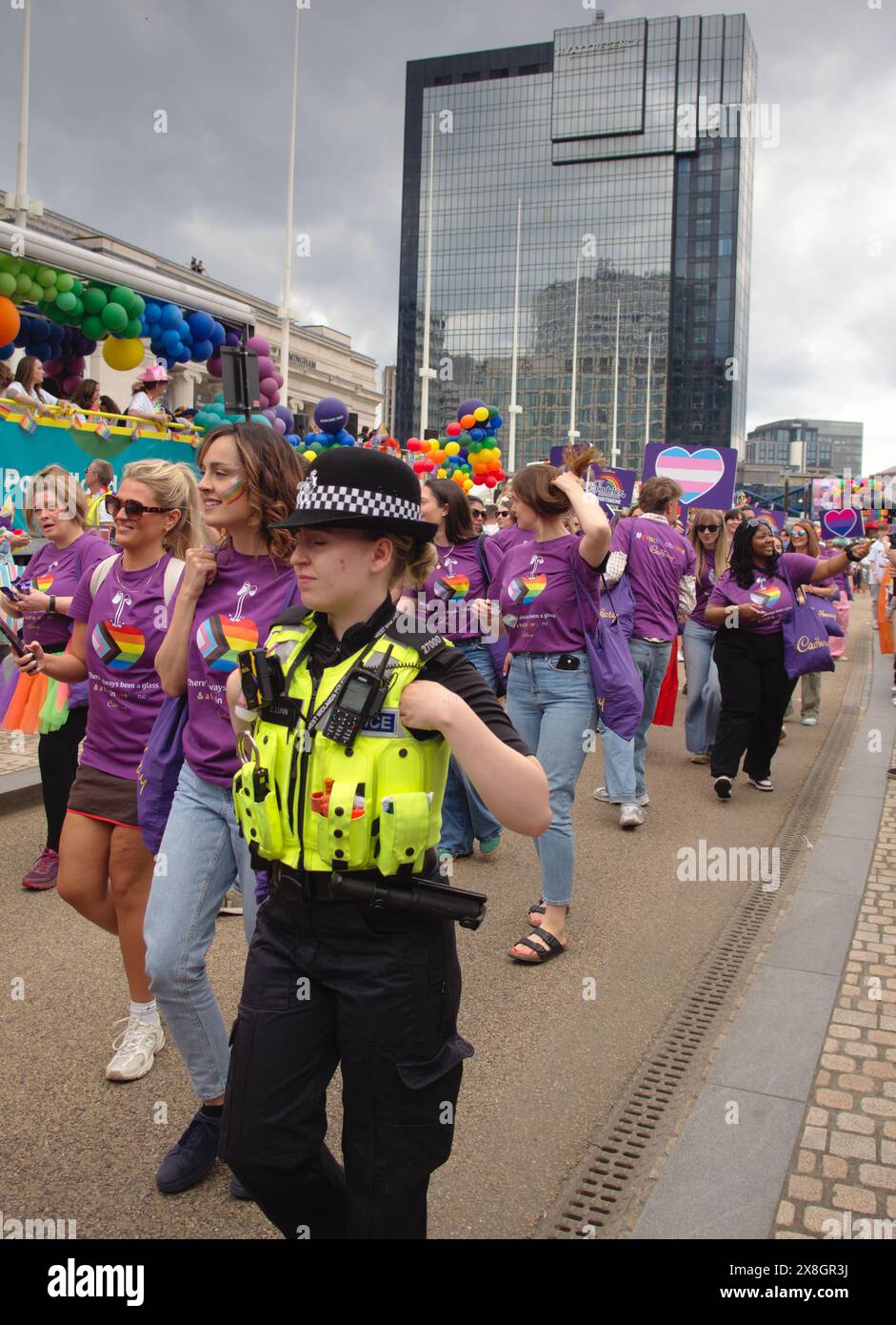 Birmingham, Großbritannien. Mai 2024. Schätzungsweise 75.000 Zuschauer säumen die Straßen des Stadtzentrums, um die jährliche Birmingham Pride Parade zu beobachten. Hunderte von farbenfrohen Teilnehmern marschieren oder an Bord kreativ dekorierter Wagen. Quelle: Tony Nolan/Alamy Live News Stockfoto