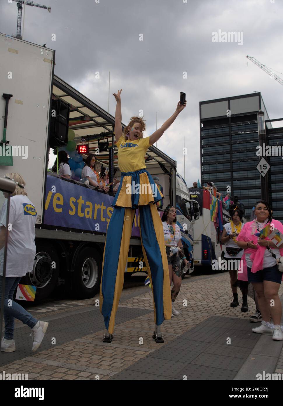 Birmingham, Großbritannien. Mai 2024. Schätzungsweise 75.000 Zuschauer säumen die Straßen des Stadtzentrums, um die jährliche Birmingham Pride Parade zu beobachten. Hunderte von farbenfrohen Teilnehmern marschieren oder an Bord kreativ dekorierter Wagen. Quelle: Tony Nolan/Alamy Live News Stockfoto