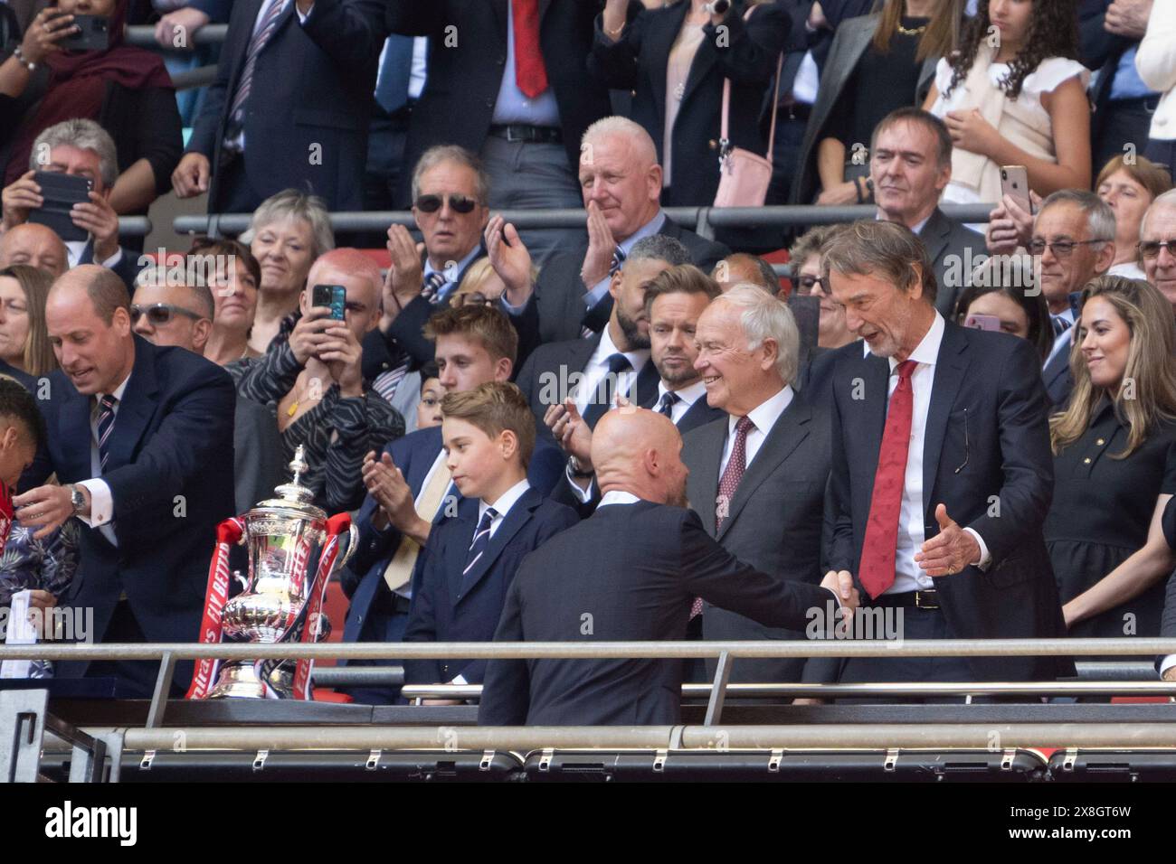 London, Großbritannien. Mai 2024. Manchester United-Trainer Erik Ten Hag schüttelt Sir Jim Ratcliffe die Hand, nachdem Manchester United 1-2 das FA Cup Finale zwischen Manchester City und Manchester United im Wembley Stadium in London gewonnen hatte. (Richard Callis/SPP) Credit: SPP Sport Press Photo. /Alamy Live News Stockfoto