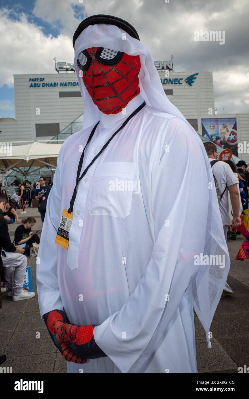 London, Großbritannien, 25. Mai 2024. Ein Besucher des zweiten Tages der Comic Con London trägt traditionelle arabische Kleidung mit einer Spiderman-Maske. Quelle: James Willoughby/Alamy Live News Stockfoto