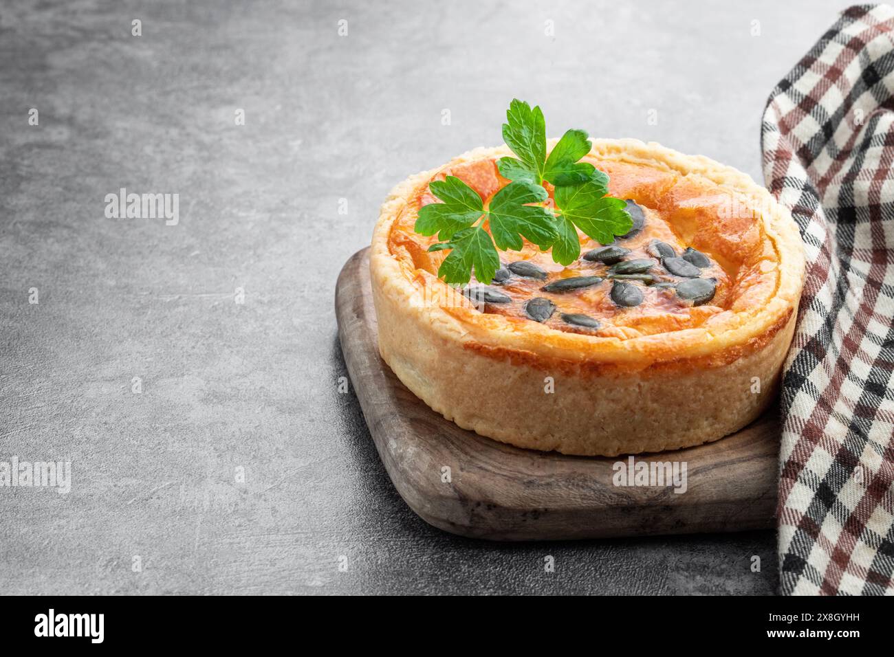 Hühnerfleisch Mini Pie auf Holzbrett auf grauem Hintergrund Stockfoto Hühnerfleisch Mini Pie auf Holzbrett auf grauem Hintergrund Stockfoto