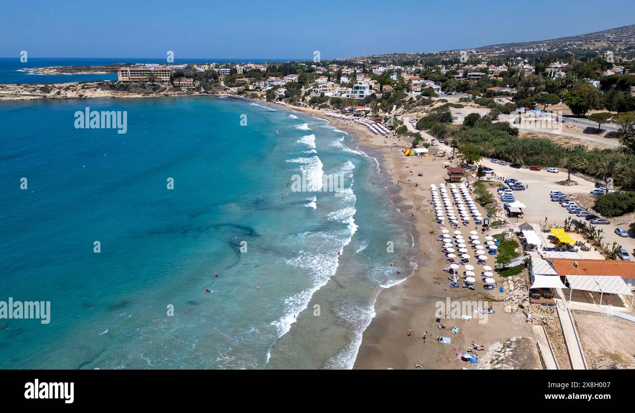 Drohnenblick auf Coral Bay Beach, Gemeinde Peyia, Zypern Stockfoto