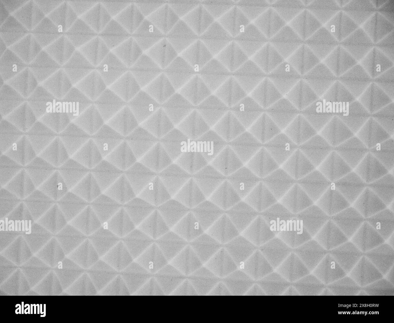 Schalldämmung. Akustische Schaumstoffplatten mit repetitivem Pyramidenmuster. Stockfoto