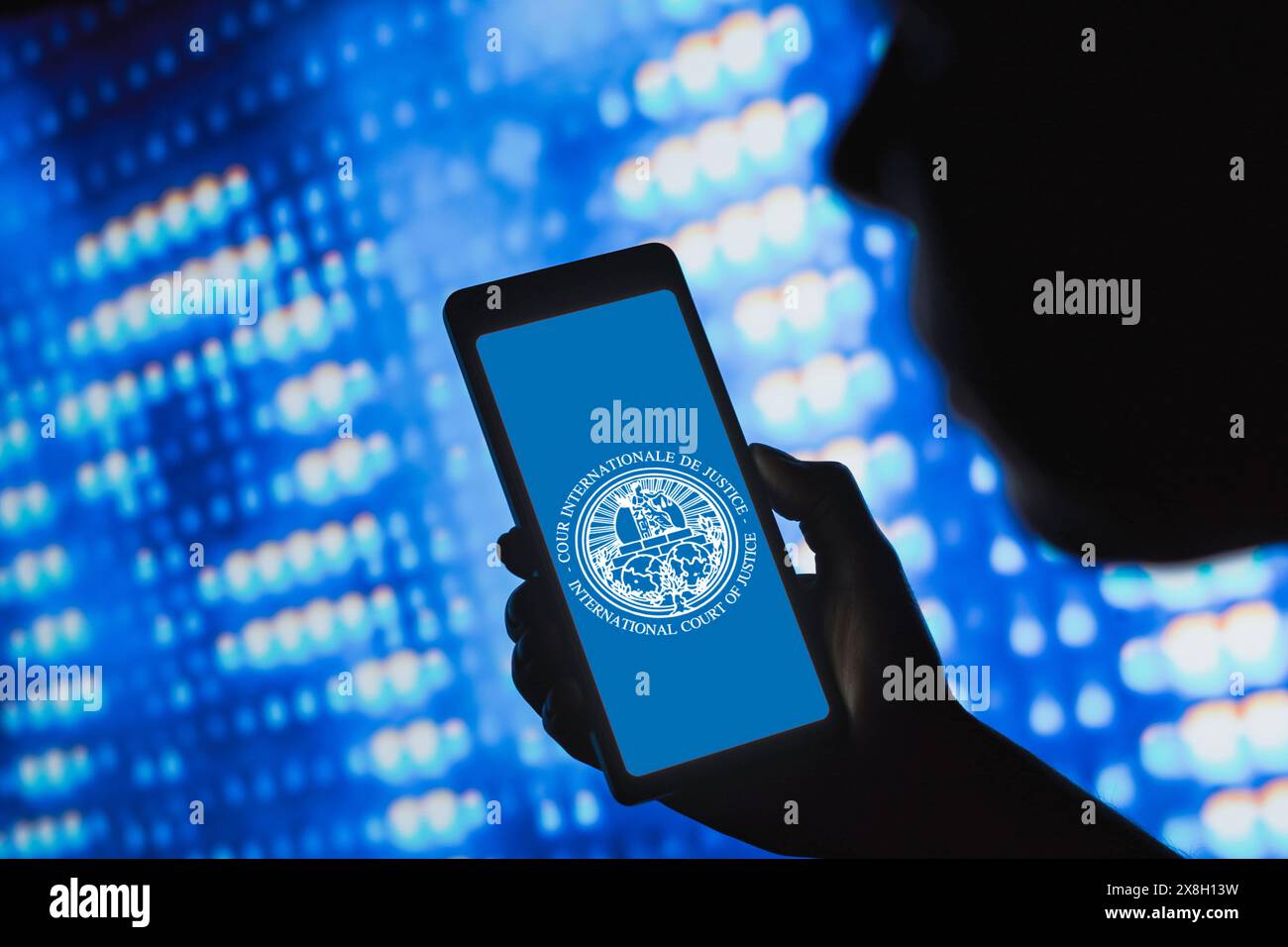 In dieser Abbildung wird das Logo des Internationalen Gerichtshofs (ICJ) auf einem Smartphone-Bildschirm angezeigt. Stockfoto