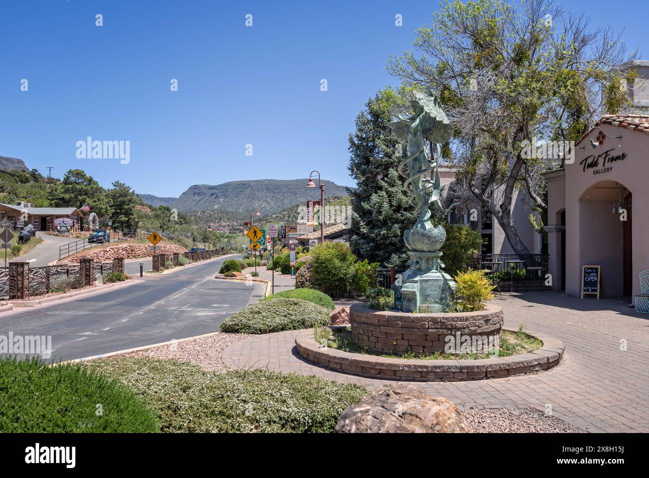 Die Caduceus Bronzestatue oder Angel Statue - Symbol für Medizin - am State Highway 89A in Uptown Sedona, Arizona, USA am 1. Mai 2024 Stockfoto