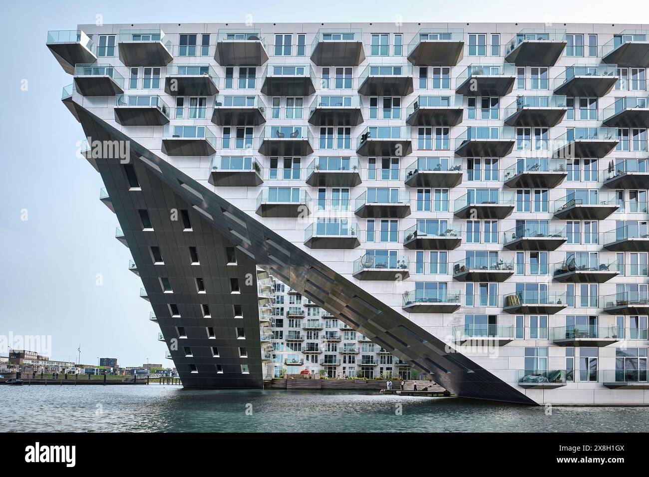 Niederlande, Amsterdam - 6. April 2024: Sluishuis modernes Wohngebäude im Stadtteil Ijburg, entworfen von Bjarke Ingels Group, GROSS Stockfoto