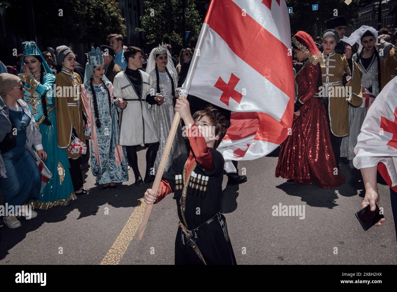 © Adrien Vautier/Le Pictorium/MAXPPP - Tbilissi 17/05/2024 Adrien Vautier/Le Pictorium - 17/05/2024 - Georgie (Europa)/Tbilissi - UN enfant en chokha, tenue traditionnelle georgienne, agite un drapeau durant la Journee de la famille, un rassemblement Diener a defendre les valeurs familiales. Tbilissi, 17. mai 2024. - Valeurs ACtuelles out, no jdd, jdd out, RUSSIA OUT, NO RUSSIA #norussia/17/05/2024 - Georgien (Europa)/? Tiflissi ? - Ein Kind in Chokha, traditioneller georgischer Kleidung, schwingt während des Familientages eine Flagge, eine Versammlung, um die Werte der Familie zu verteidigen. Tiflis, 17. Mai 2024. Stockfoto