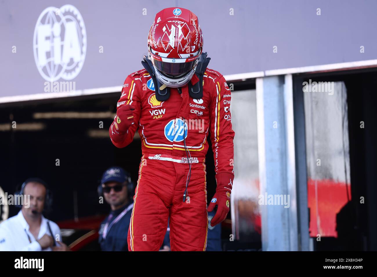 Monaco, Monaco. Mai 2024. Charles Leclerc von der Scuderia Ferrari feiert die Pole Position nach der Qualifikation für den Großen Preis von Monaco am 25. Mai 2024 auf dem Circuit de Monaco in Monte-Carlo, Monaco. Quelle: Marco Canoniero/Alamy Live News Stockfoto