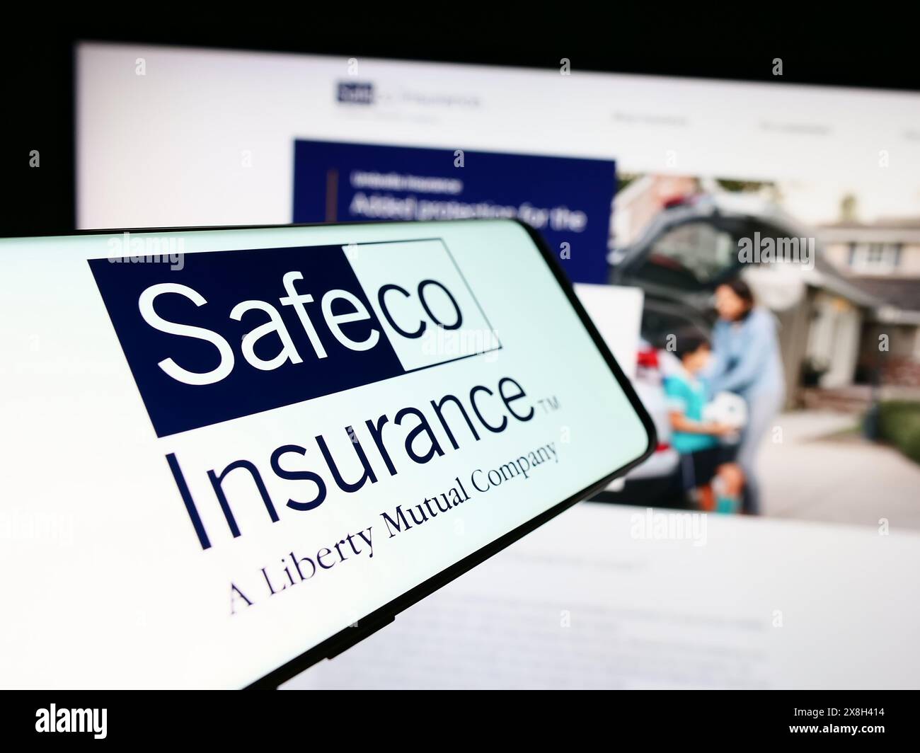 Smartphone mit Logo des amerikanischen Finanzdienstleisters Safeco Insurance vor der Business-Website. Fokussieren Sie sich auf die linke Mitte des Telefondisplays. Stockfoto