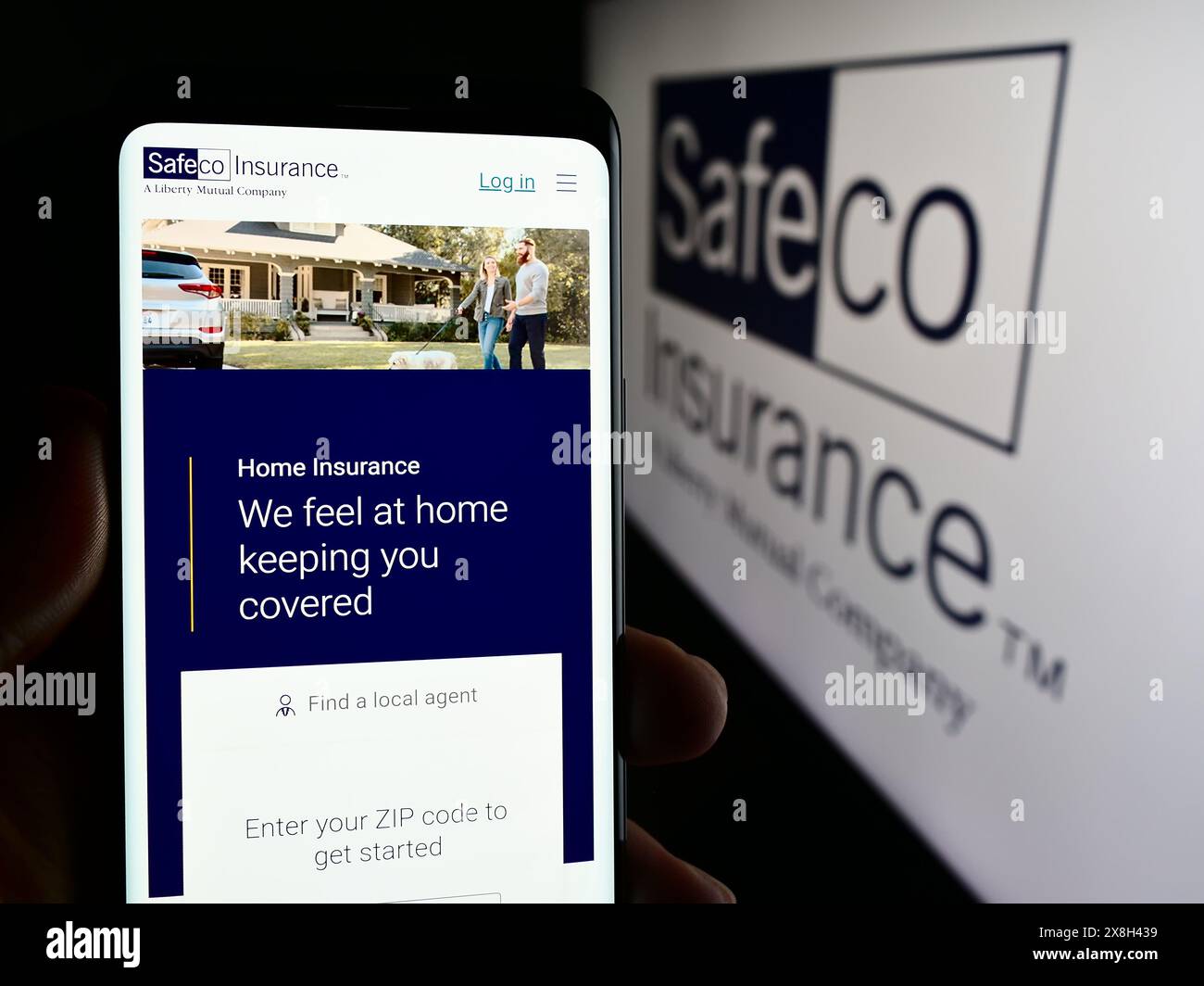 Person, die ein Mobiltelefon hält, mit der Webseite des US-Finanzdienstleisters Safeco Insurance vor dem Logo. Konzentrieren Sie sich auf die Mitte des Telefondisplays. Stockfoto