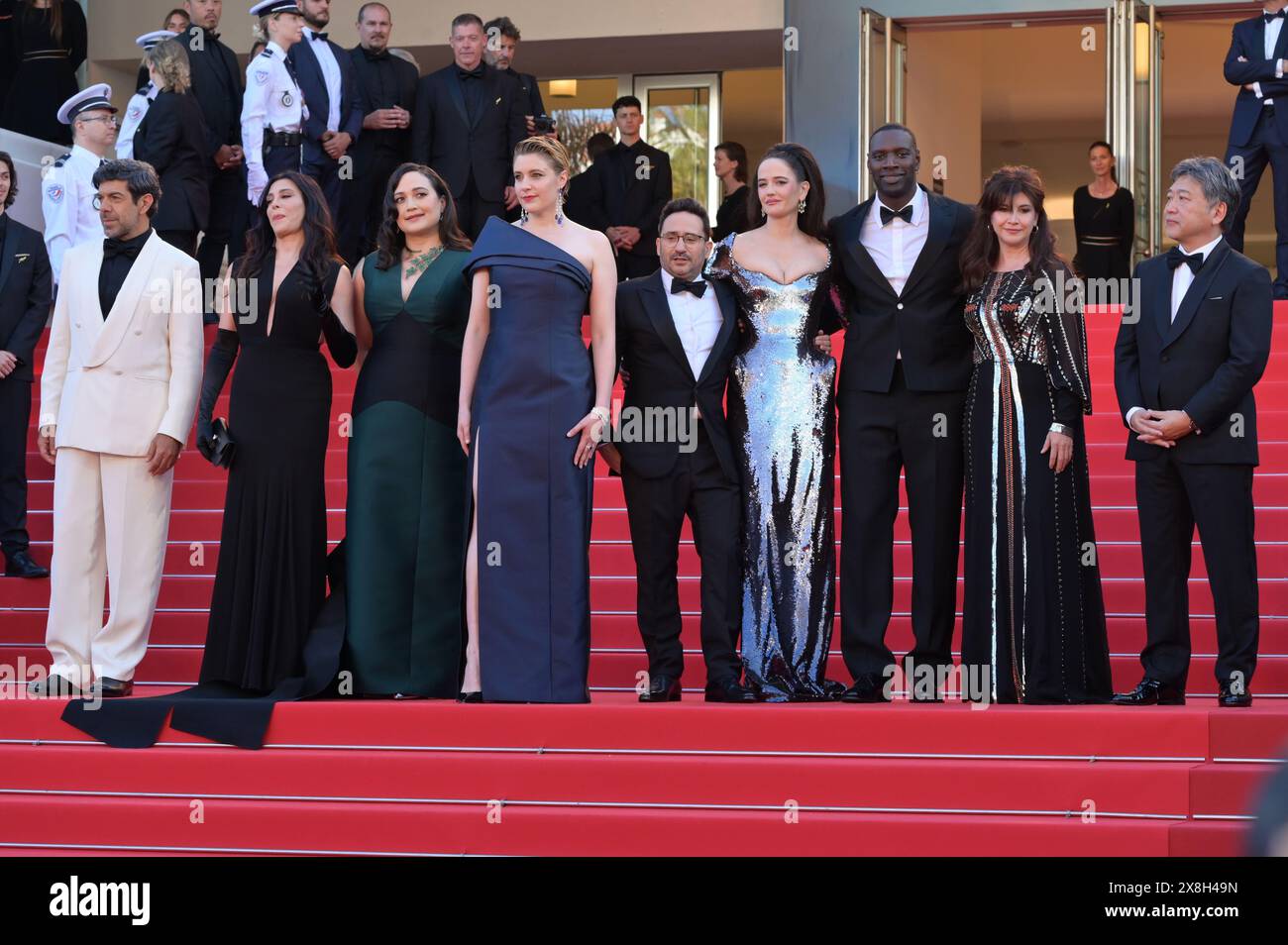 Cannes, Frankreich. Mai 2024. CANNES, FRANKREICH. Mai 2024: Pierfrancesco Favino, Nadine Labaki, Lily Gladstone, Greta Gerwig, J. A. Bayona, Eva Green, Omar Sy, Ebru Ceylan und Hirokazu Kore-eda bei der Abschlusszeremonie beim 77. Festival de Cannes. Bildnachweis: Paul Smith/Alamy Live News Stockfoto