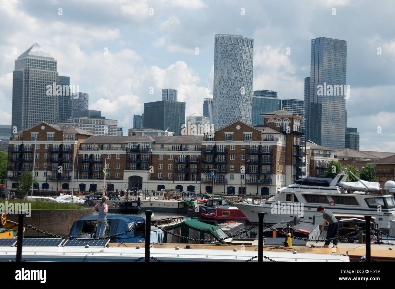 Limehouse Basin; Canary Wharf, Wohnblöcke, Limehouse, Tower Hamlets, London, UK - Canary Wharf und Wohnblocks mit Blick auf das Limehouse Basin; d Stockfoto