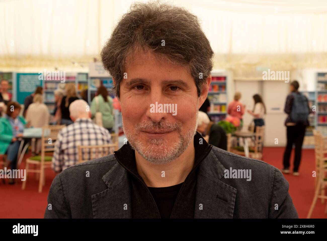 Der italienische Schriftsteller Giuliano da Empoli porträtiert Menschen im Buchladen Hay Book Festival 2024 in Hay-on-Wye Wales, Großbritannien KATHY DEWITT Stockfoto