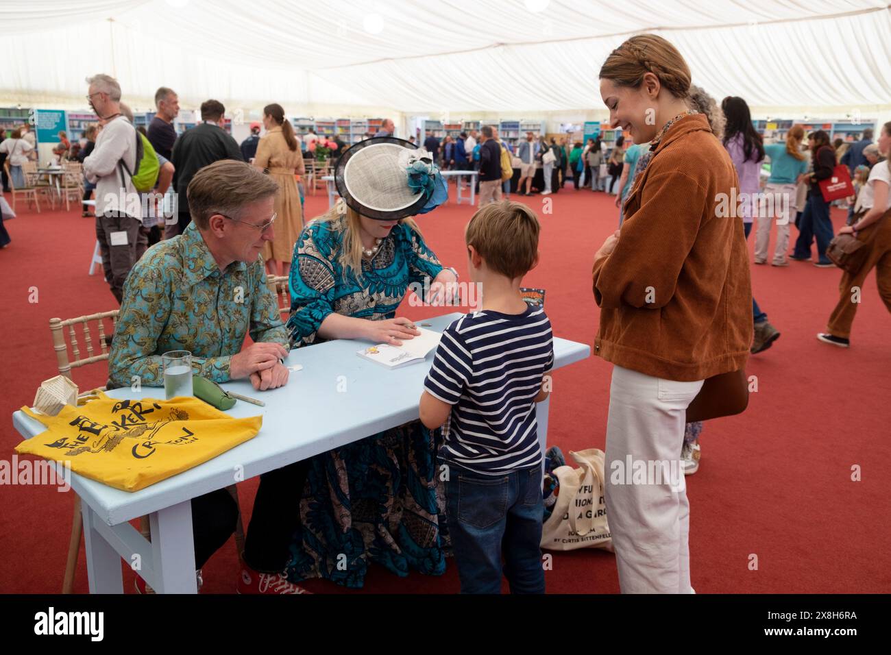 Philip Reeve und Sarah McIntyre Buch signieren für Kinder im Hay Festival Buchladen in Hay-on-Wye Wales, Großbritannien 2024, Großbritannien KATHY DEWITT Stockfoto