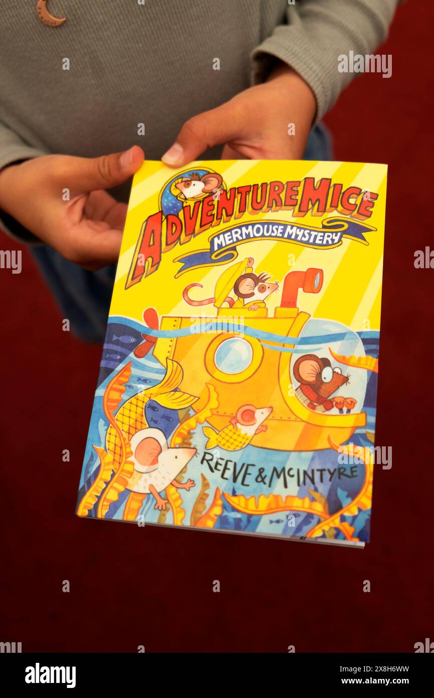 Kinderbuchautoren Reeve & McIntyre Adventure Mäuse Buchcover Mermouse Mystery im Hay Festival Buchladen Hay-on-Wye 2024 UK KATHY DEWITT Stockfoto