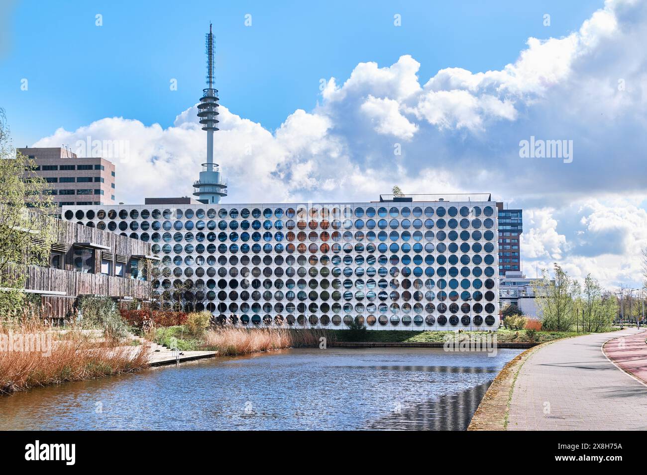 Niederlande, Amsterdam - 10. April 2024: Ravel Residence, Studentenaufenthalt im Zuidas District, einem modernen Studentenviertel mit moderner architektonischer Fassade Stockfoto