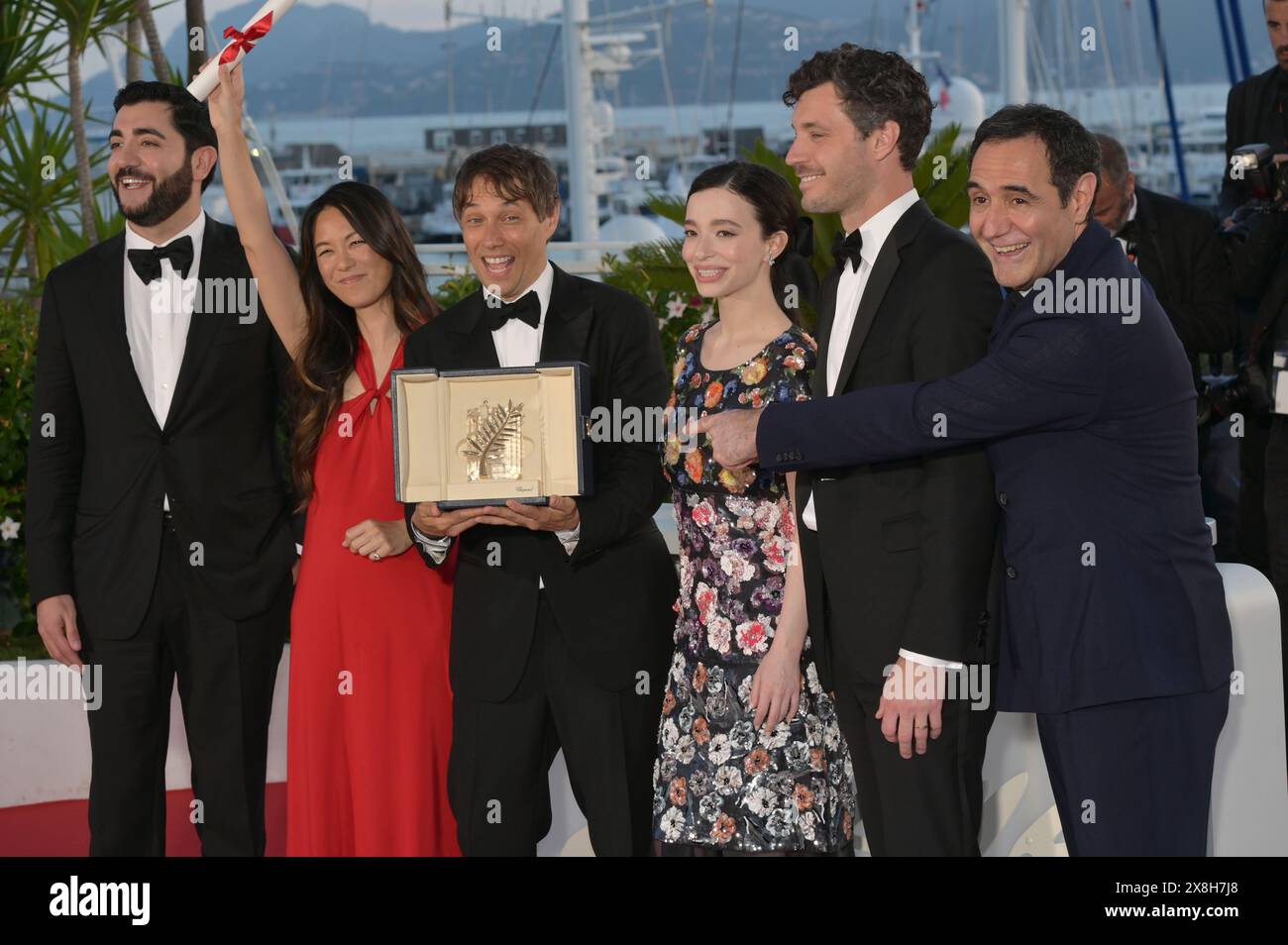 Cannes, Frankreich. Mai 2024. CANNES, FRANKREICH. Mai 2024: Vache Tovmasyan, Samantha Quan, Sean Baker, Mikey Madison, Alex Coco & Karren Karagulian beim Fotoruf der Palme d'Or Awards beim 77. Festival de Cannes. Bildnachweis: Paul Smith/Alamy Live News Stockfoto