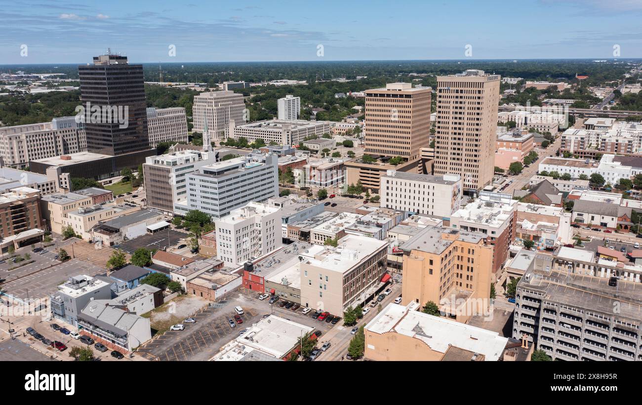 Baton Rouge, Louisiana, USA - 21. April 2024: Die Nachmittagssonne scheint auf die historischen Wolkenkratzer der Skyline von Baton Rouge. Stockfoto