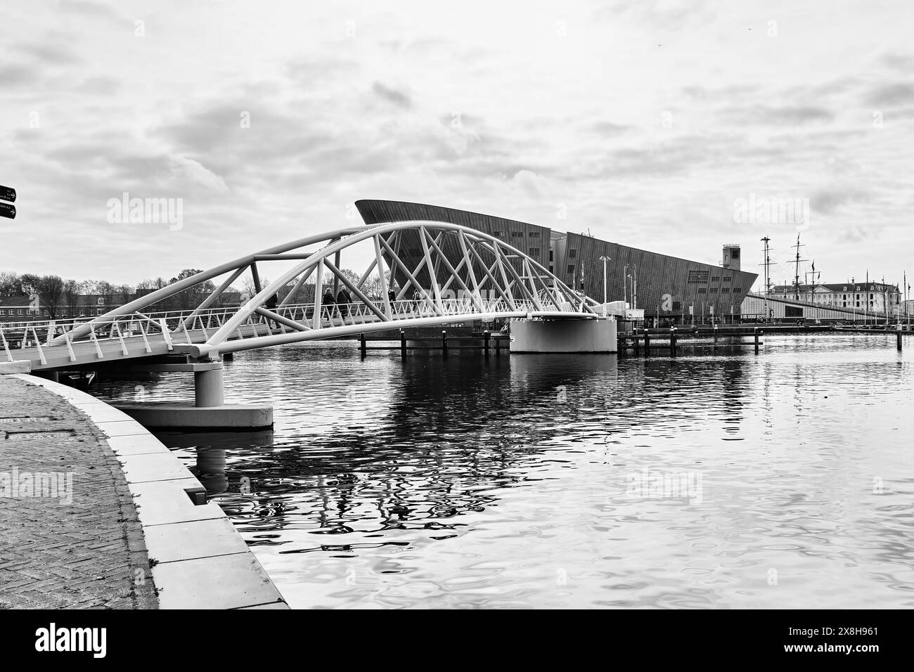 Niederlande, Amsterdam - 8. April 2024: NEMO großes grünes schiffförmiges Gebäude beherbergt ein Wissenschaftsmuseum, das von Renzo Piano entworfen wurde Stockfoto