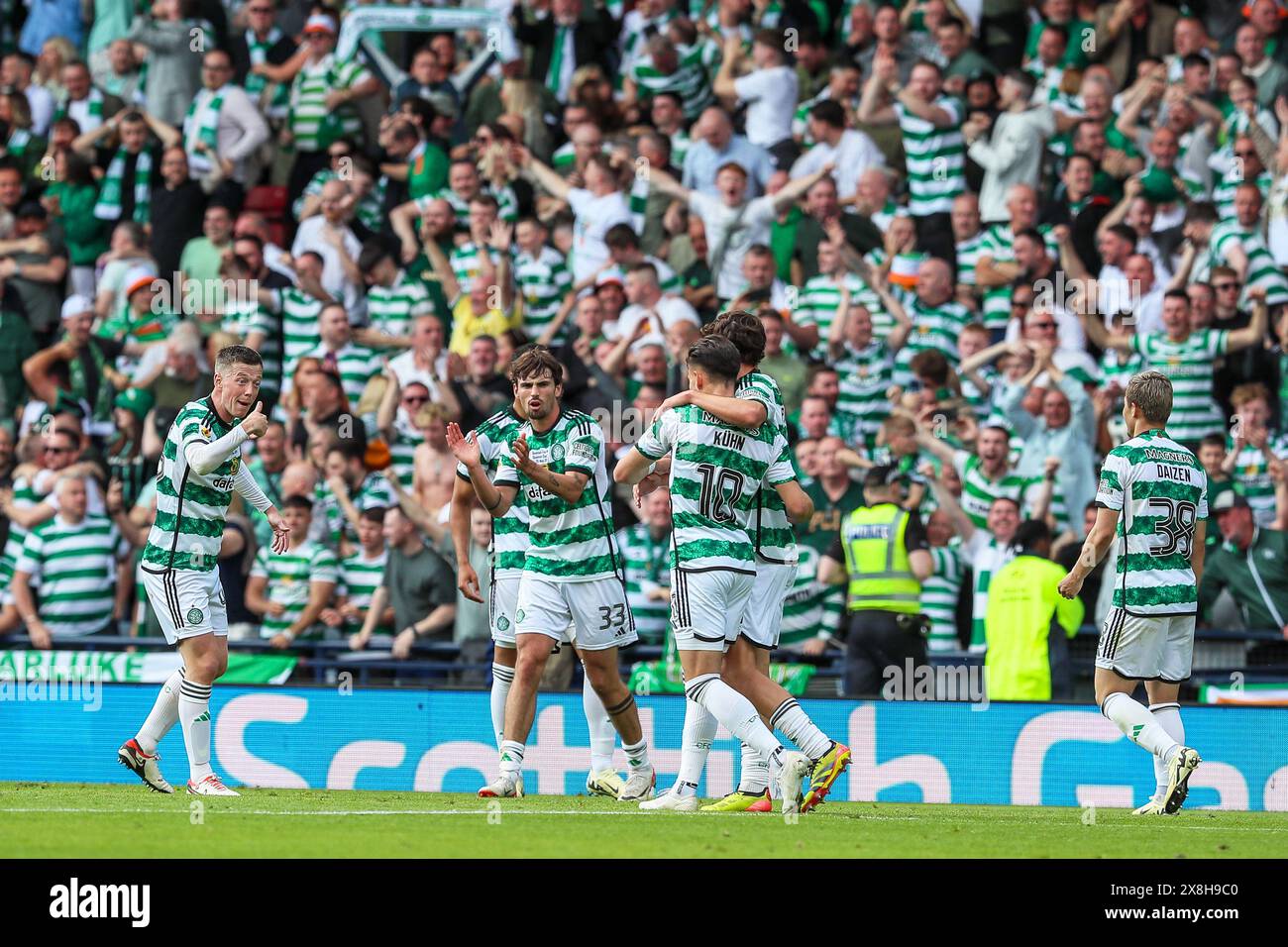 Glasgow, Großbritannien. Mai 2024. Celtic gewann den Scottish Cup im Hampden Park in Glasgow, Schottland, Großbritannien, nachdem Adam Idah in 90 Minuten für Celtic geschossen hatte. Callum McGregor, Kapitän der Celtic, und Brendan Rodgers, Manager der Celtic, nahmen den Cup an. Quelle: Findlay/Alamy Live News Stockfoto