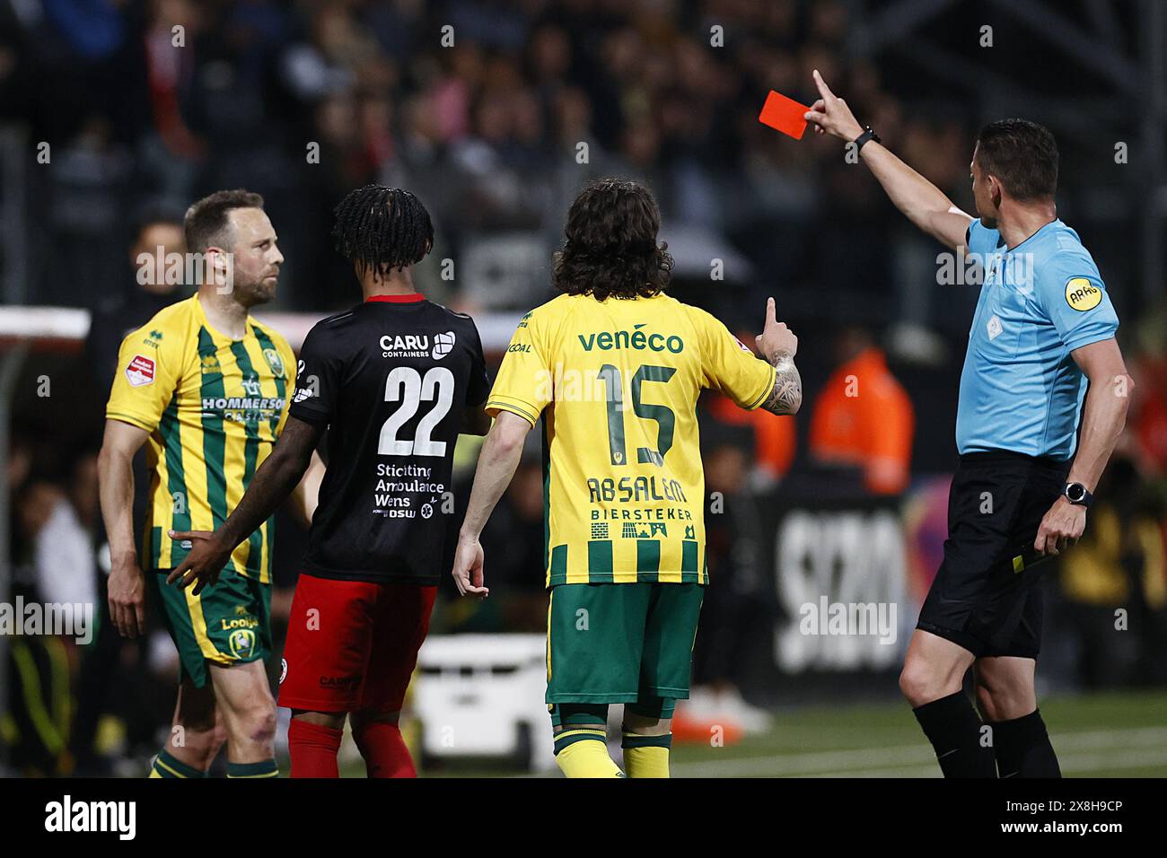 ROTTERDAM - Bart van Hintum von ADO den Haag (l) erhält eine rote Karte von Schiedsrichter Jeroen Manschot (r) während des Play-offs-Aufstiegs-/Relegationsspiels zwischen sbv Excelsior Rotterdam und ADO den Haag im Van Donge & de Roo Stadion am 25. Mai 2024 in Rotterdam, Niederlande. ANP PIETER STAM DE JONGE Stockfoto