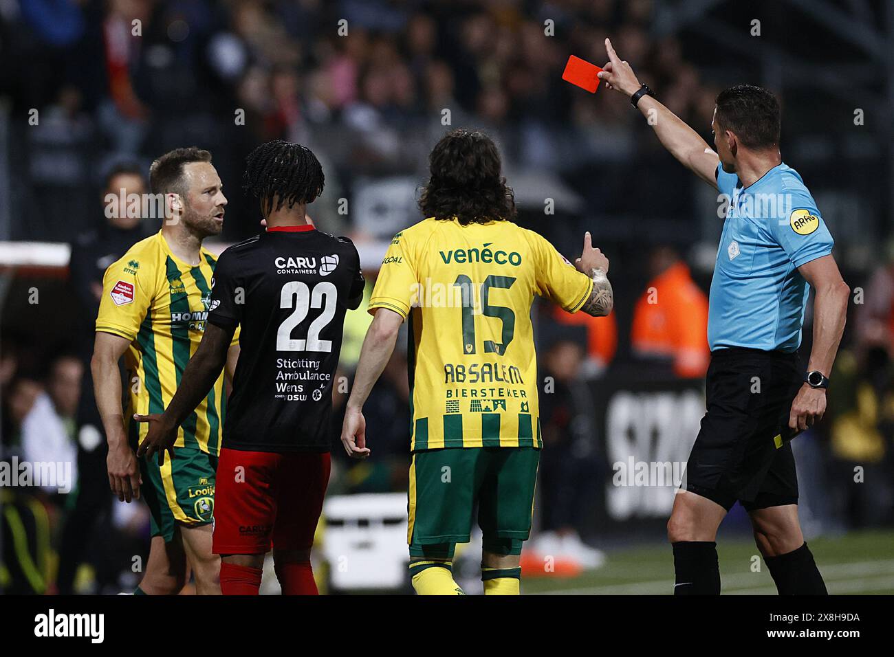 ROTTERDAM - Bart van Hintum von ADO den Haag (l) erhält eine rote Karte von Schiedsrichter Jeroen Manschot (r) während des Play-offs-Aufstiegs-/Relegationsspiels zwischen sbv Excelsior Rotterdam und ADO den Haag im Van Donge & de Roo Stadion am 25. Mai 2024 in Rotterdam, Niederlande. ANP PIETER STAM DE JONGE Stockfoto