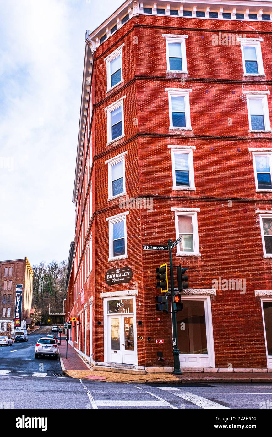 Staunton, Virginia, USA - 23. Februar 2024: Downtown Beverly Street und S Johnson Street mit Eckwohnung in historischen Backsteinhäusern Stockfoto