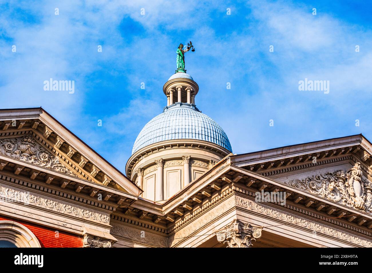 Staunton, Virginia USA - 23. Februar 2024: Nahaufnahme der historischen Augusta County Courthouse Kuppel in der East Johnson Street Stockfoto