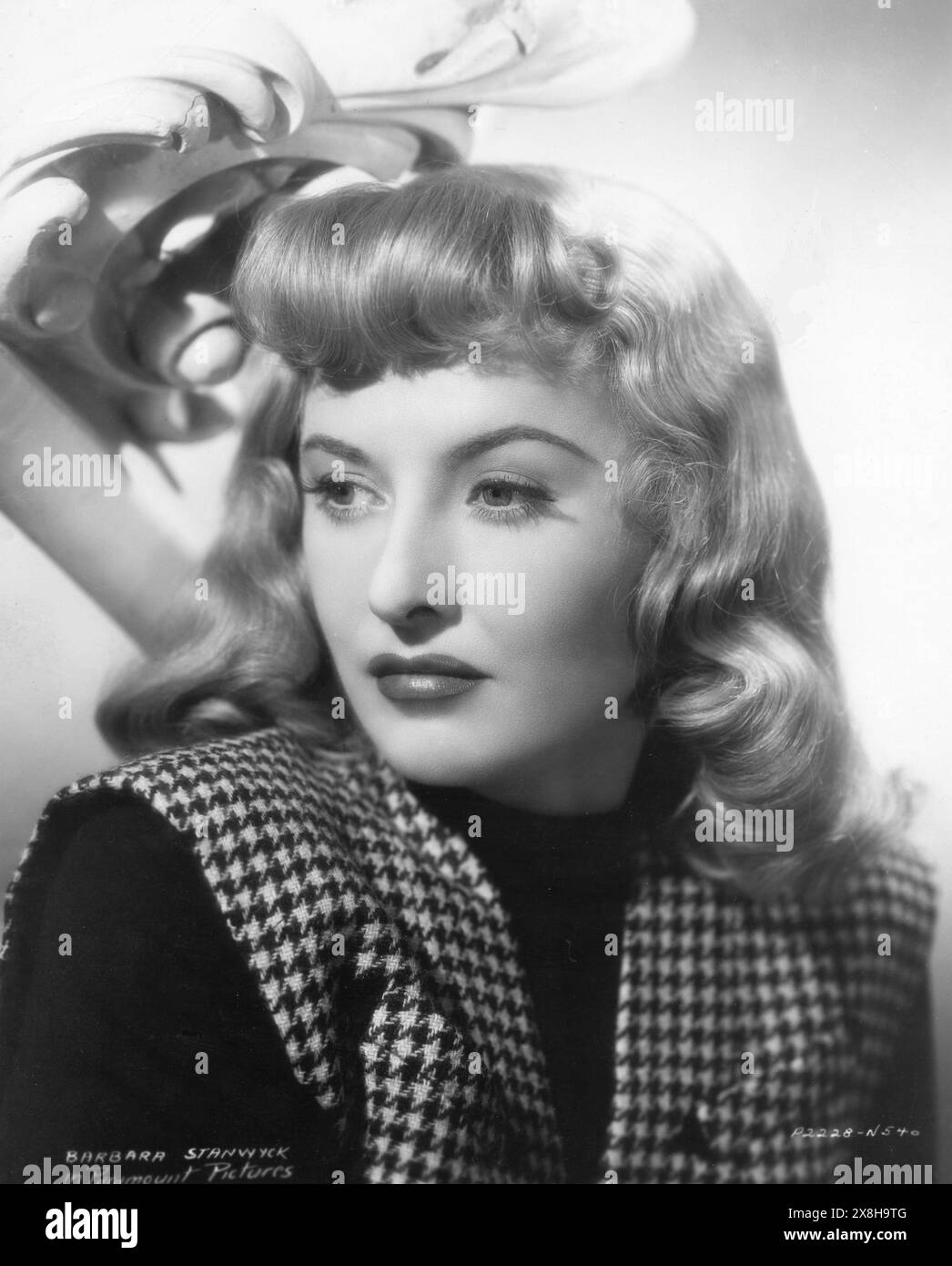 BARBARA STANWYCK Publicity Portrait für DOPPELTE ENTSCHÄDIGUNG 1944 Regisseur BILLY WILDER Roman JAMES M. CAIN Drehbuch RAYMOND CHANDLER Kostüm Design EDITH KOPF Paramount Pictures Stockfoto