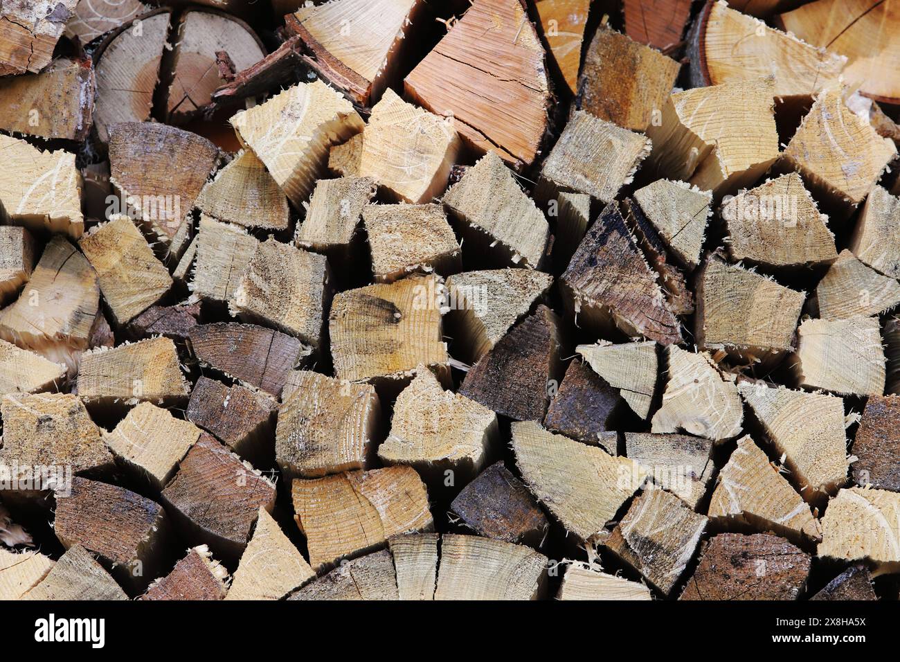 Vollbild-Nahansicht aus geschliffenem Brennholz. Stockfoto