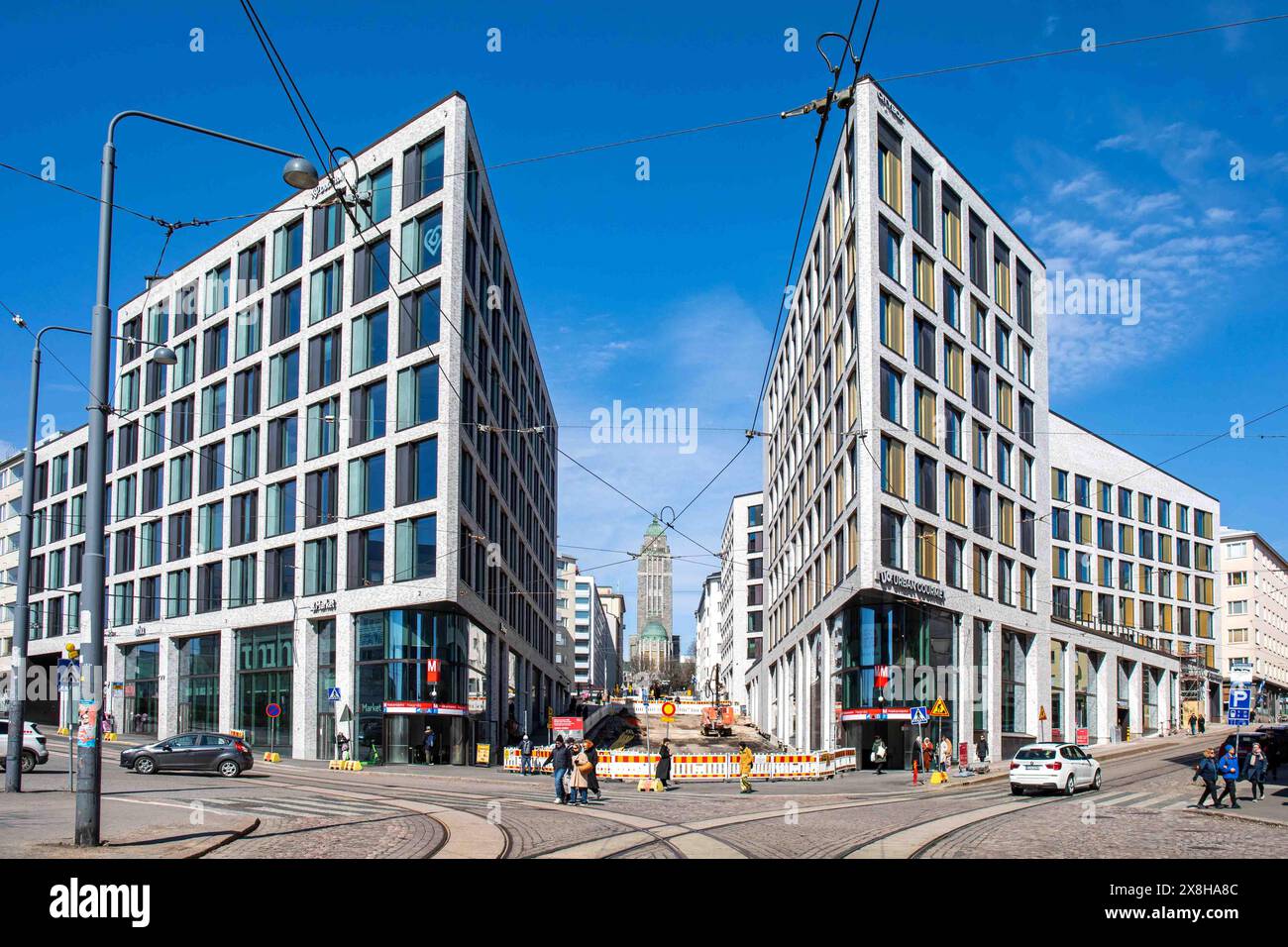 Moderne Architektur der neu erbauten Bürogebäude in Lyyra rund um Siltasaarenkatu im Bezirk Kallio in Helsinki, Finnland Stockfoto