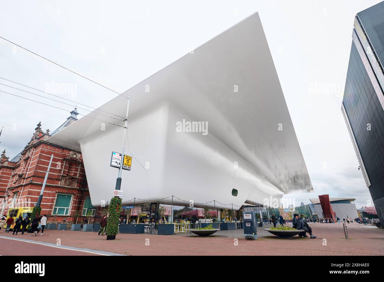 Niederlande, Amsterdam - 10. April 2024: Das Stedelijk Museum Amsterdam ist ein Museum für moderne Kunst Stockfoto