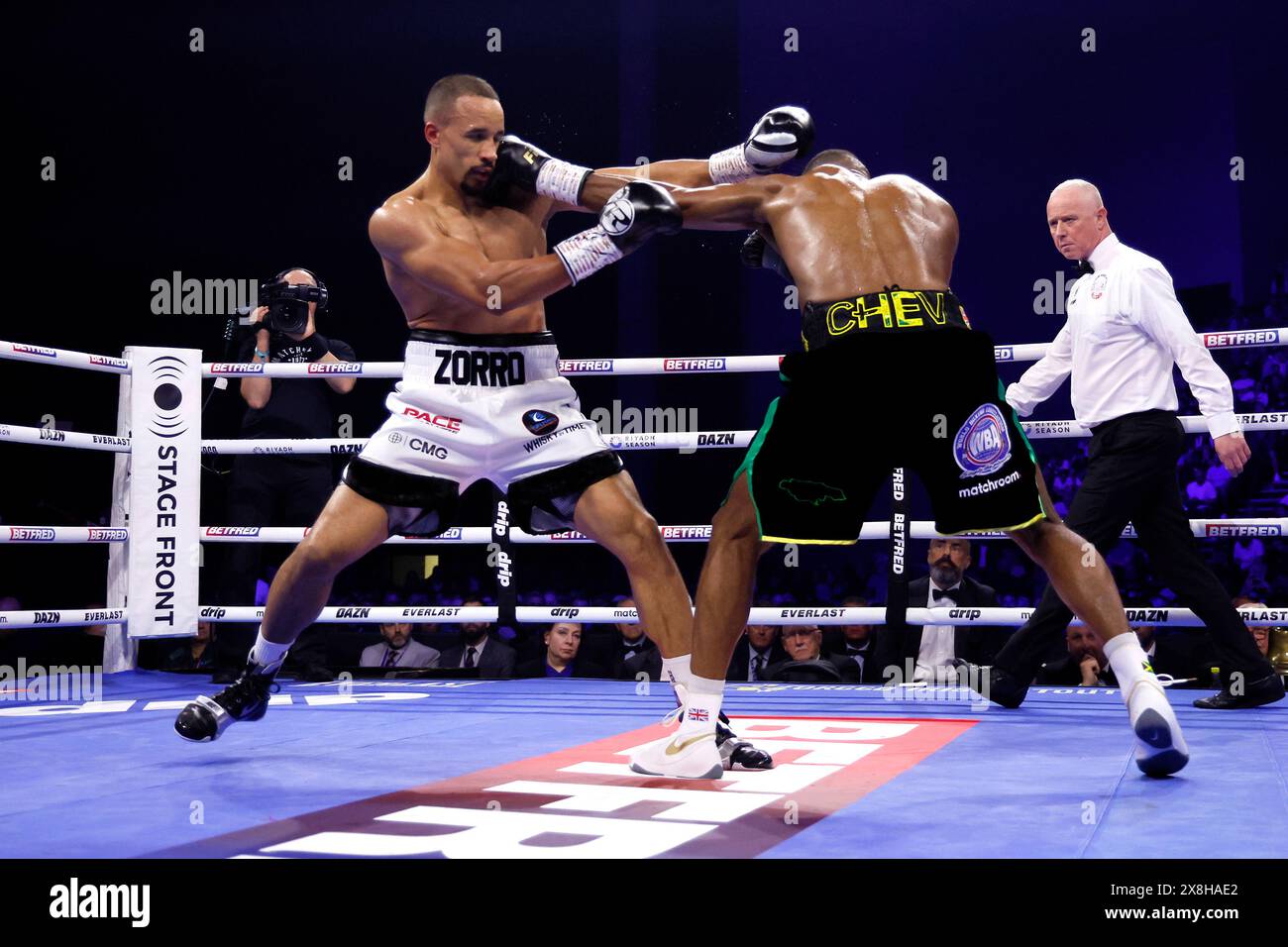 Ellis Zorro (links) im Kampf gegen Cheavon Clarke im freien BBBofC