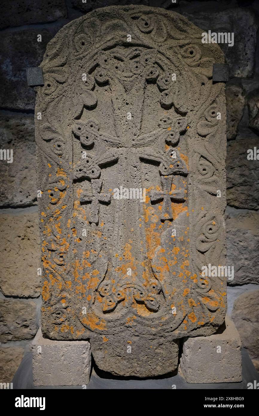 Tatew, Armenien - 1. Mai 2024: Ein Khatschkar oder armenischer Kreuzstein im Tatew-Kloster, in der Nähe des Dorfes Tatew in Armenien. Stockfoto