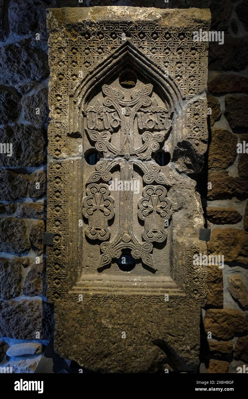 Tatew, Armenien - 1. Mai 2024: Ein Khatschkar oder armenischer Kreuzstein im Tatew-Kloster, in der Nähe des Dorfes Tatew in Armenien. Stockfoto