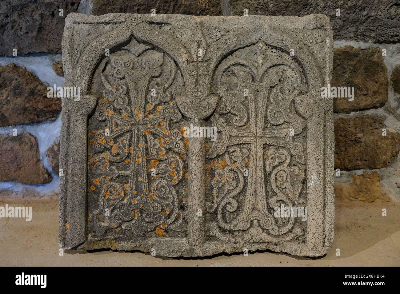 Tatew, Armenien - 1. Mai 2024: Ein Khatschkar oder armenischer Kreuzstein im Tatew-Kloster, in der Nähe des Dorfes Tatew in Armenien. Stockfoto