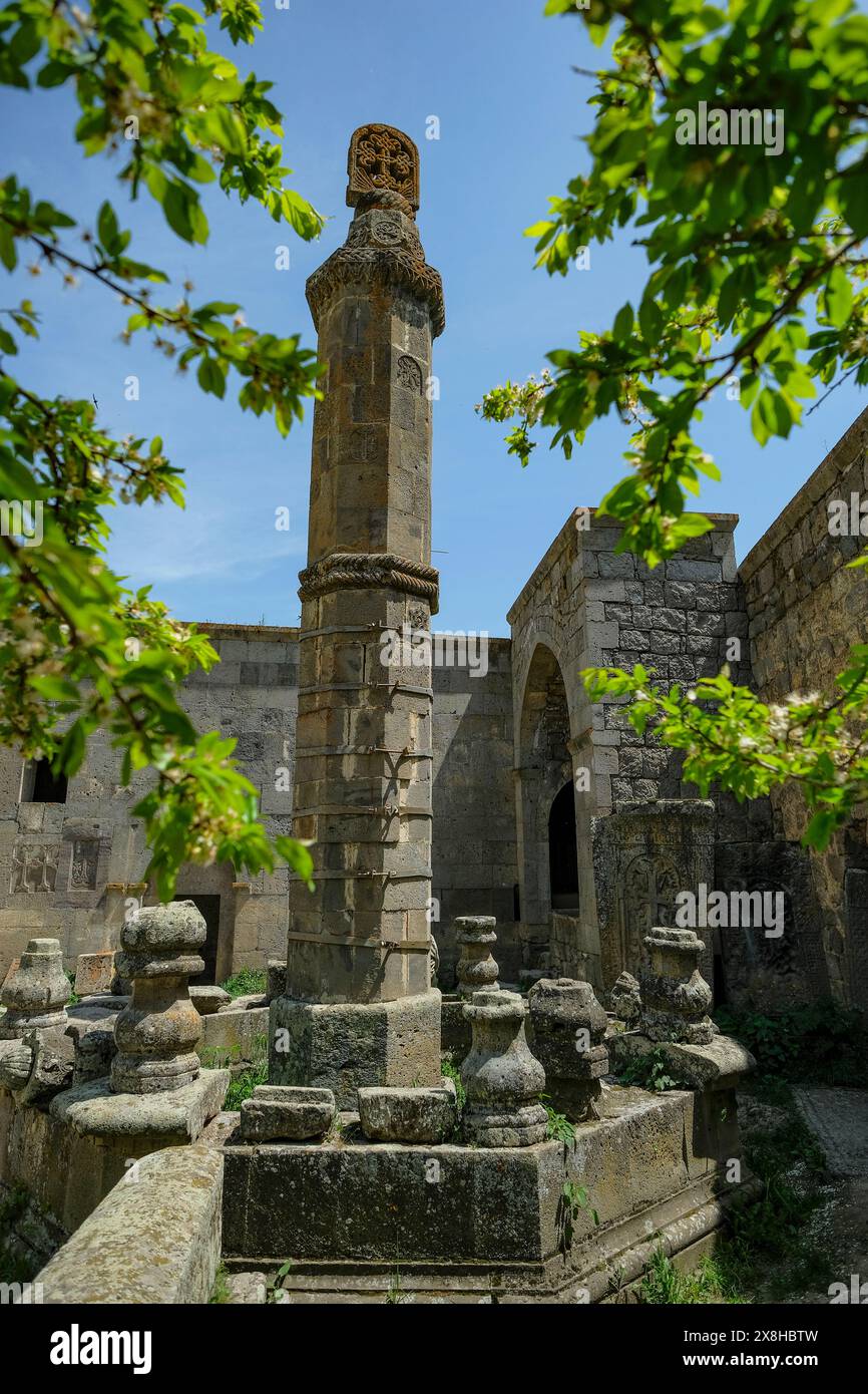 Tatev, Armenien - 1. Mai 2024: Das Tatev-Kloster ist ein armenisch-apostolisches christliches Kloster in der Nähe des Dorfes Tatev in Armenien. Stockfoto