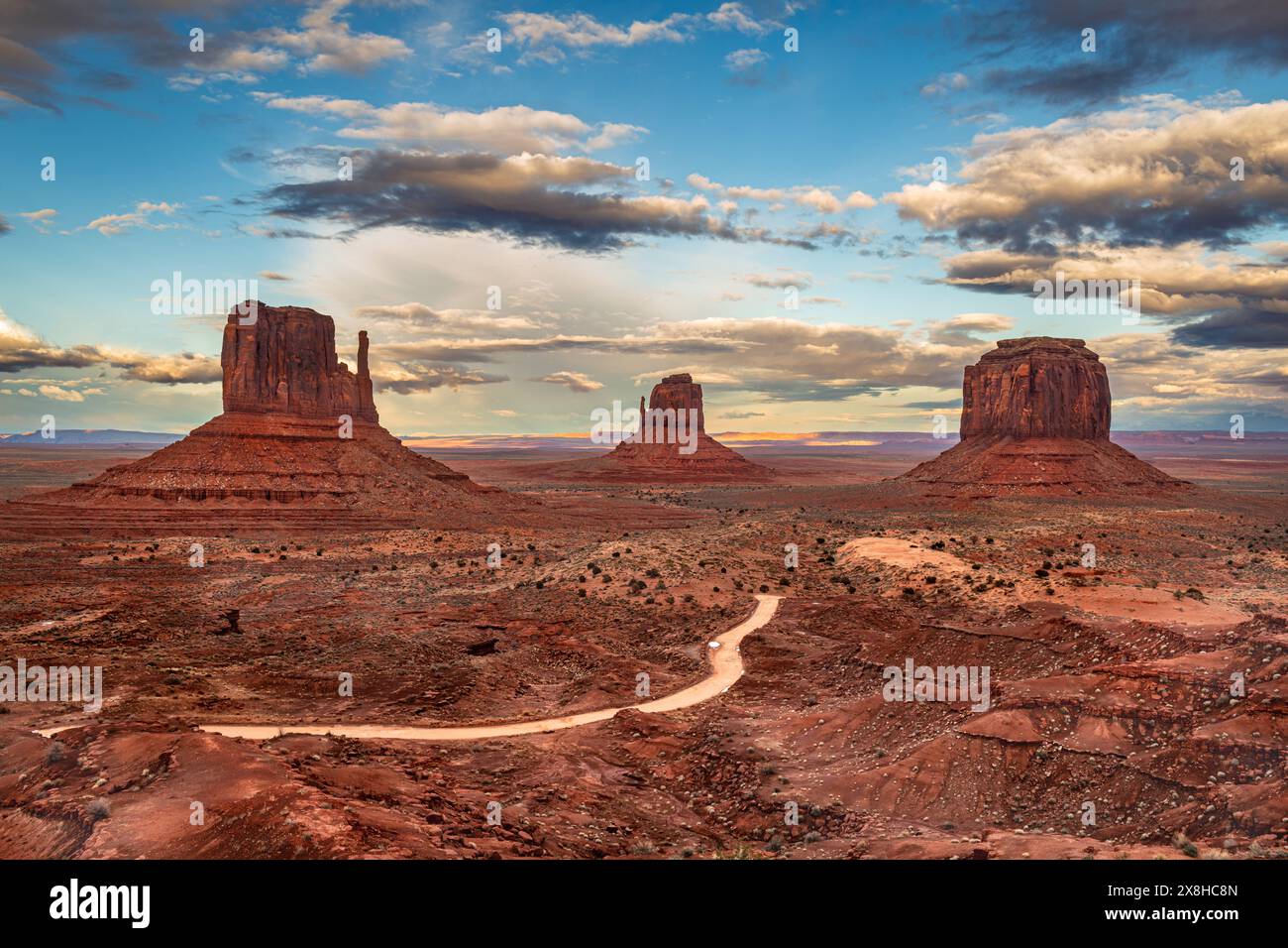 Der malerische Blick auf die herrlichen butte und Handschuhe im Monument Valley während eines vorbeiziehenden Sturms nahe Sonnenuntergang zeigt die Schönheit und Muster, die das Wetter hinzufügen kann Stockfoto