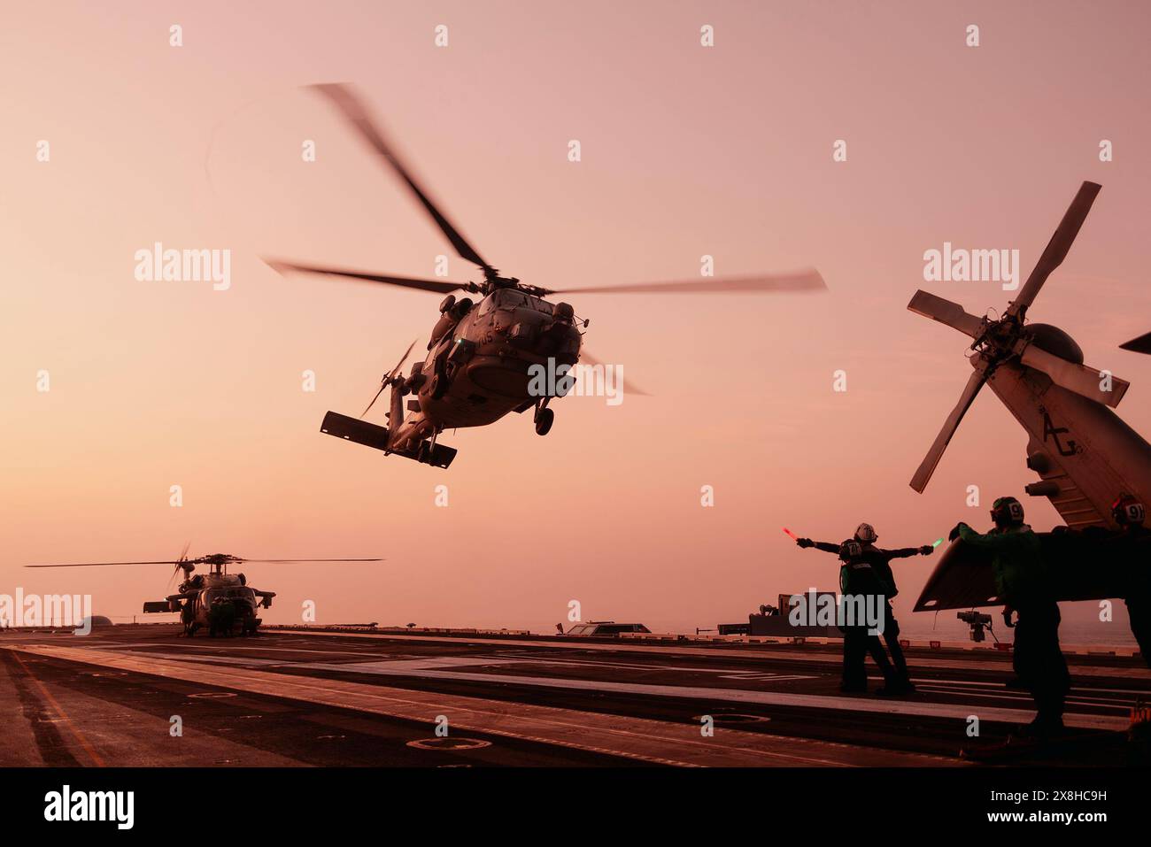 20. Mai 2024 - Atlantischer Ozean - eine MH-60R Seahawk, die an der Helicopter Maritime Strike Squadron (HSM) 46 befestigt ist, startet am 20. Mai 2024 auf dem Flugdeck des Flugzeugträgers USS George Washington (CVN 73) der Nimitz-Klasse. George Washington wird als Teil von Southern Seas 2024 eingesetzt, das durch gemeinsamen, multinationalen und interinstitutionellen Austausch und Zusammenarbeit die Fähigkeiten, die Interoperabilität und die Stärkung der maritimen Partnerschaften mit Ländern im gesamten Zuständigkeitsbereich des US-amerikanischen Südkommandos verbessern soll. (Kreditbild: © August Clawson/USA Nav Stockfoto