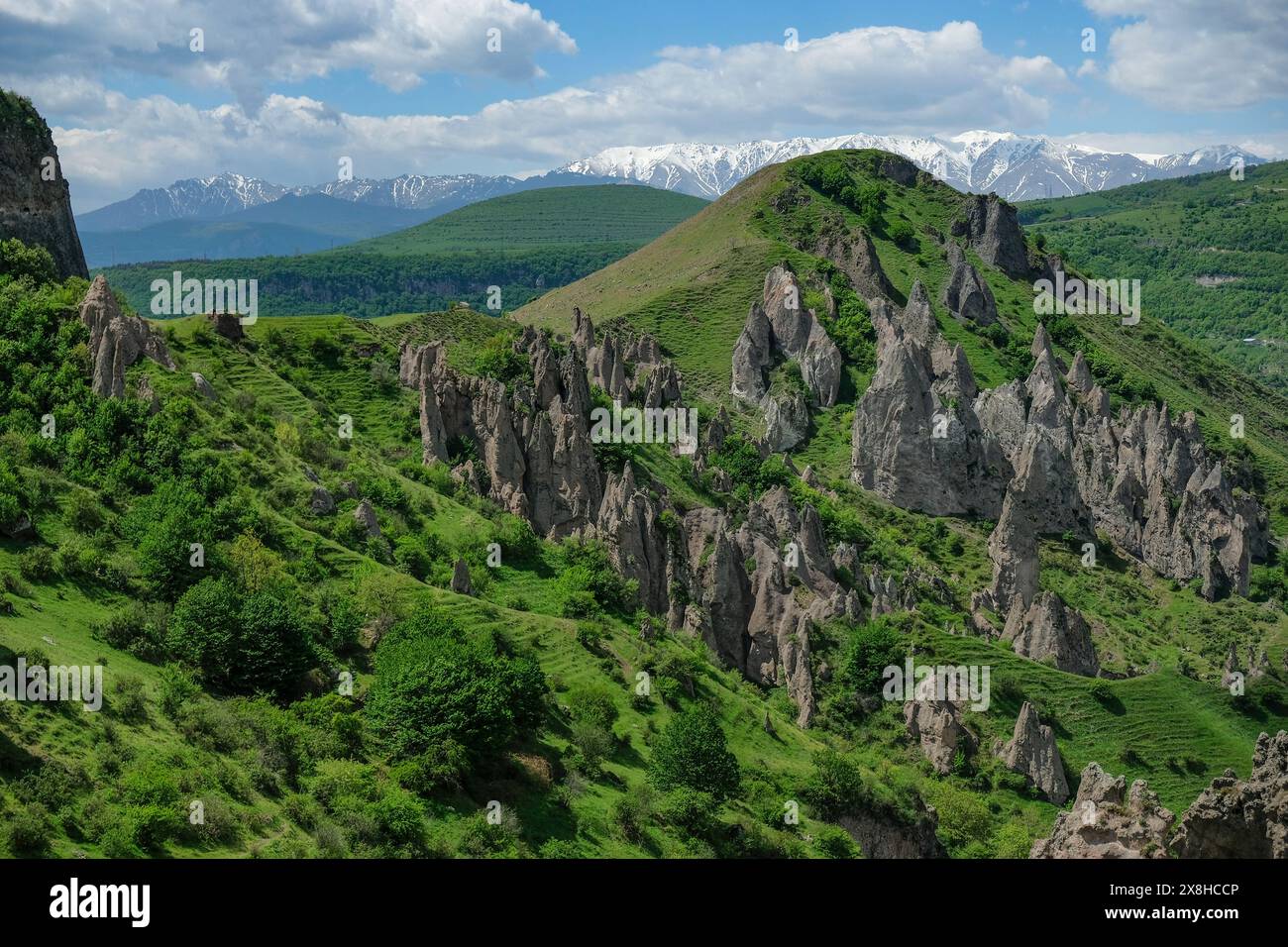 Goris, Armenien - 5. Mai 2024: Mittelalterliche Höhlenhäuser in Alt-Goris, Armenien. Stockfoto