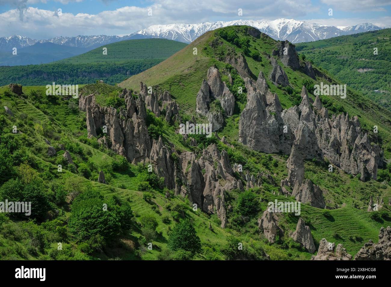 Goris, Armenien - 5. Mai 2024: Mittelalterliche Höhlenhäuser in Alt-Goris, Armenien. Stockfoto