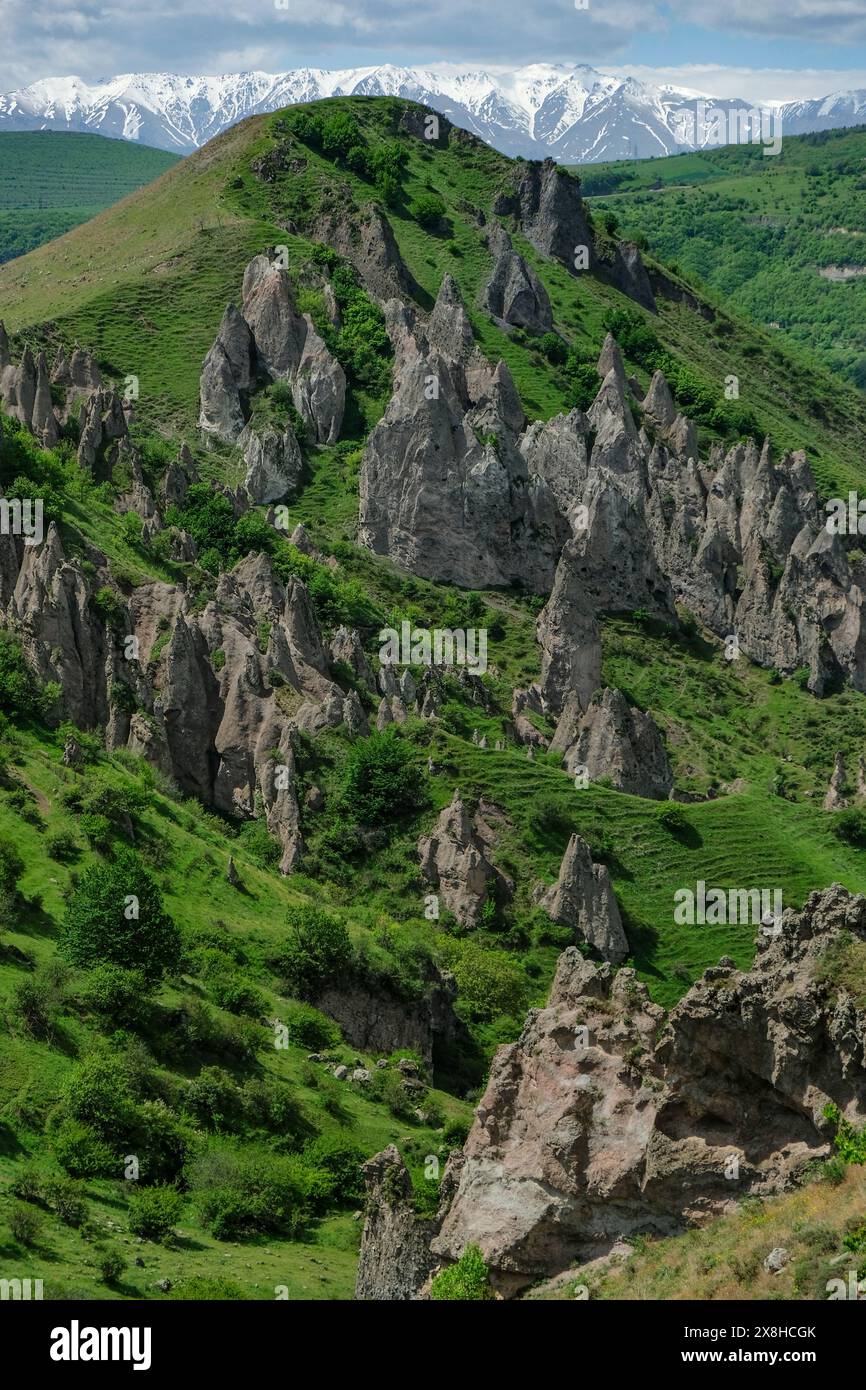 Goris, Armenien - 5. Mai 2024: Mittelalterliche Höhlenhäuser in Alt-Goris, Armenien. Stockfoto