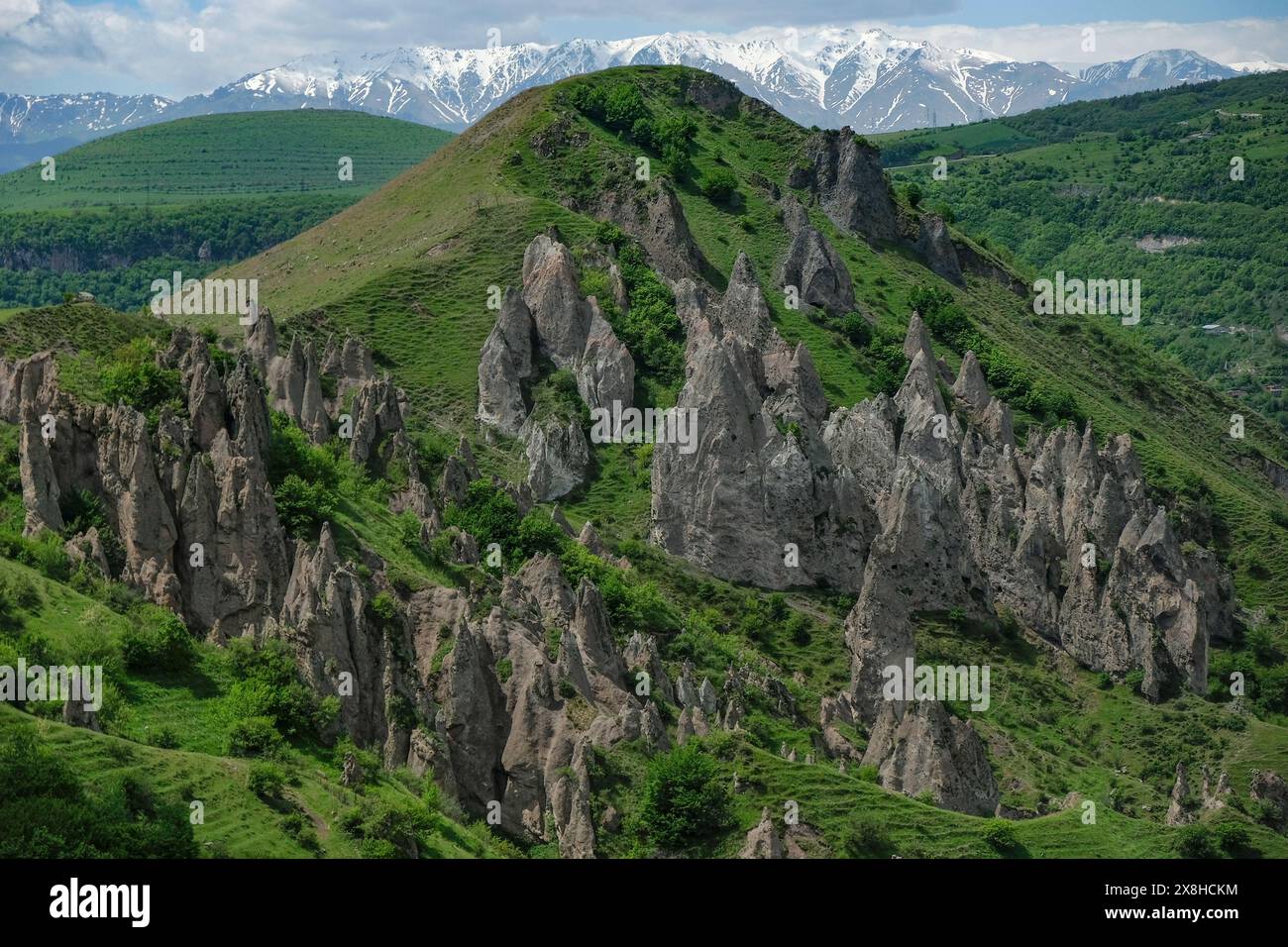 Goris, Armenien - 5. Mai 2024: Mittelalterliche Höhlenhäuser in Alt-Goris, Armenien. Stockfoto