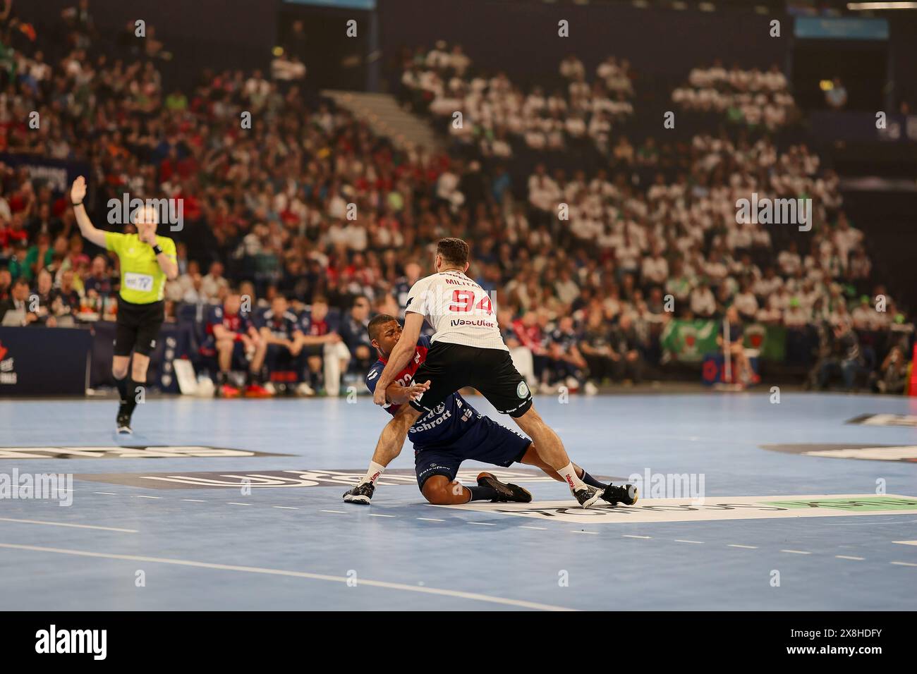 Hamburg, Hamburg, Deutschland. Mai 2024. Mads Mensah Larsen - SG Flensburg-Handewitt (DE), Robert Mihai Militaru - CS Dinamo Bucuresti 94 in Aktion während des EHF Finals Männer 2024 Handball in Hamburg (Credit Image: © Mathias Schulz/ZUMA Press Wire) NUR REDAKTIONELLE VERWENDUNG! Nicht für kommerzielle ZWECKE! Stockfoto