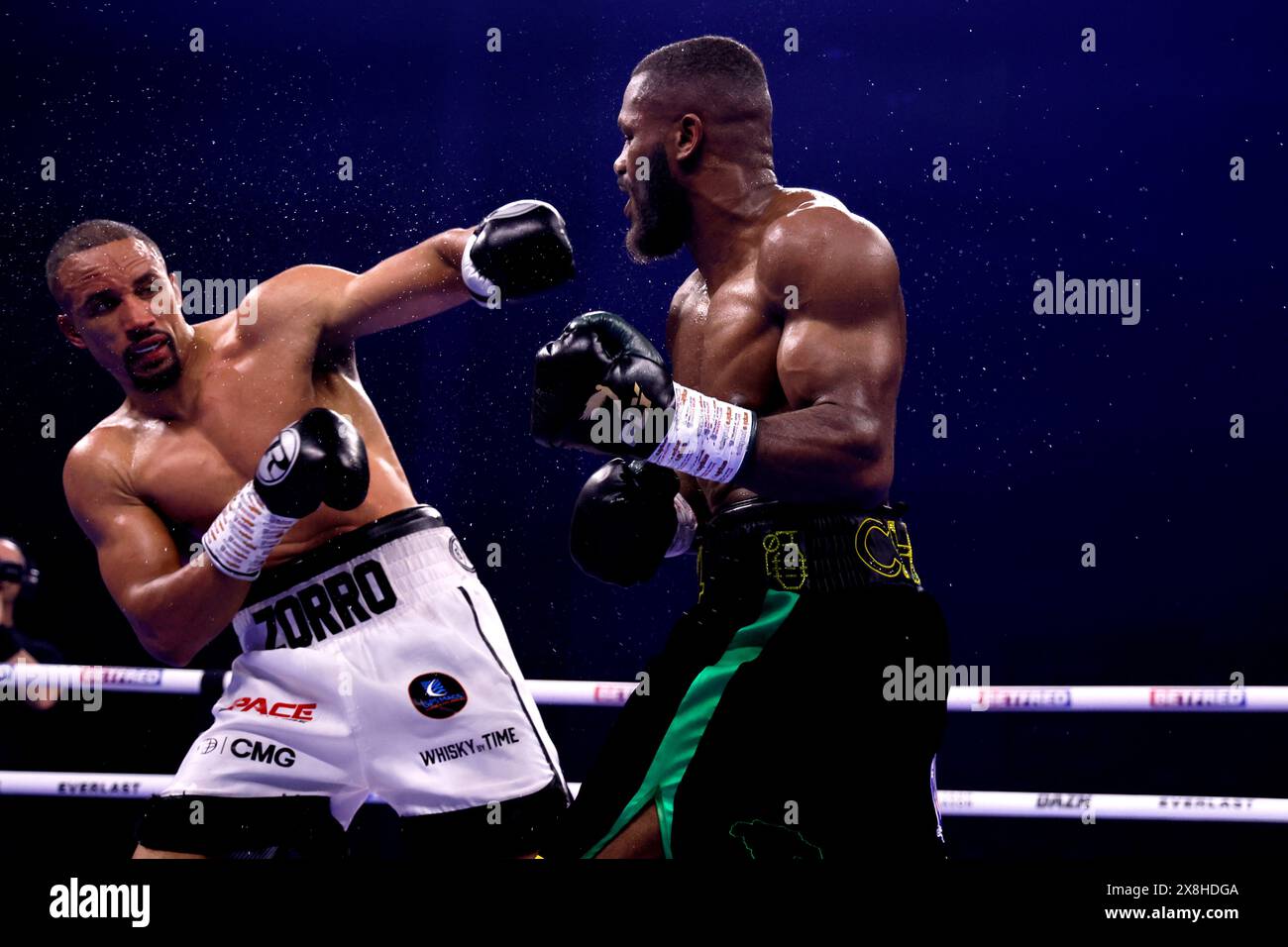 Cheavon Clarke (rechts) trifft Ellis Zorro im freien BBBofC British Cruiser-Gewichtskampf in der First Direct Arena, Leeds. Bilddatum: Samstag, 25. Mai 2024. Stockfoto