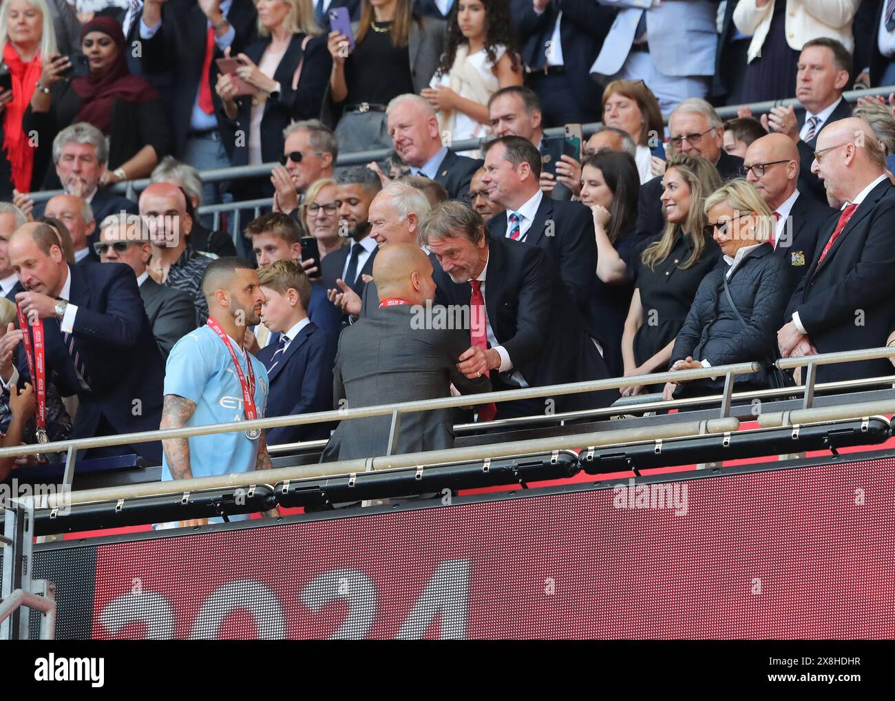 Wembley Stadium, London, Großbritannien. Mai 2024. FA Cup Final Football, Manchester City gegen Manchester United; Sir Jim Ratcliffe spricht mit Manchester City Manager PEP Guardiola von der Tribüne Credit: Action Plus Sports/Alamy Live News Stockfoto